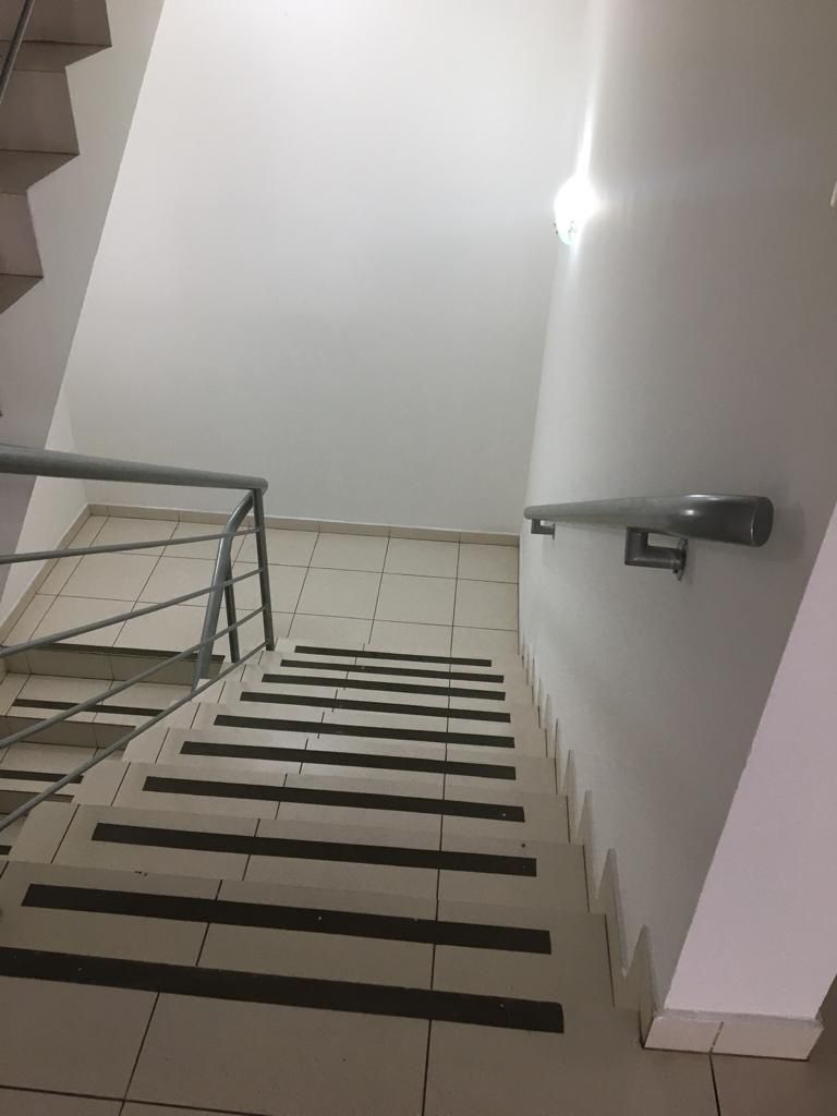 Barracão para locação, Av. Maringá, 814m² úteis, 14 garagens, frente vidro, Londrina-PR