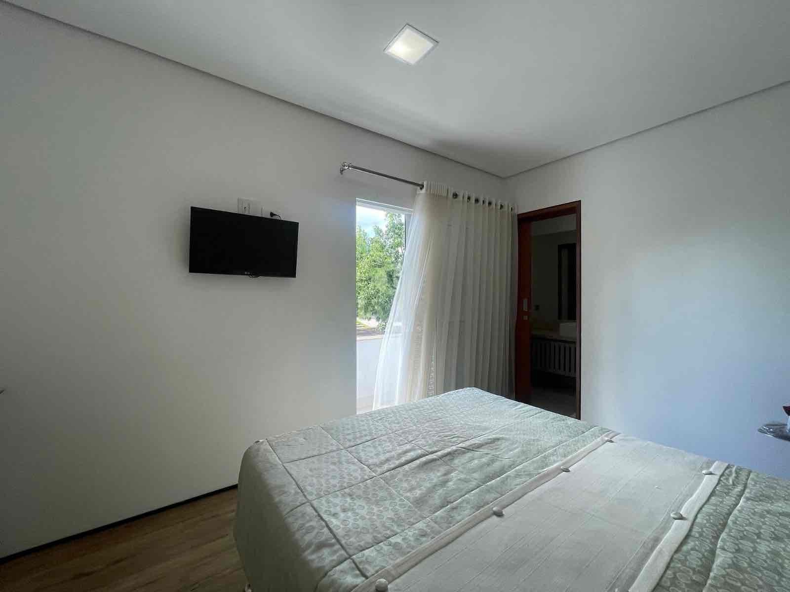 Casa à venda, Royal Forest, 300m² úteis, 3 suítes, aquecimento solar, piscina, quintal,  4 vagas -  Esperança Londrina, PR