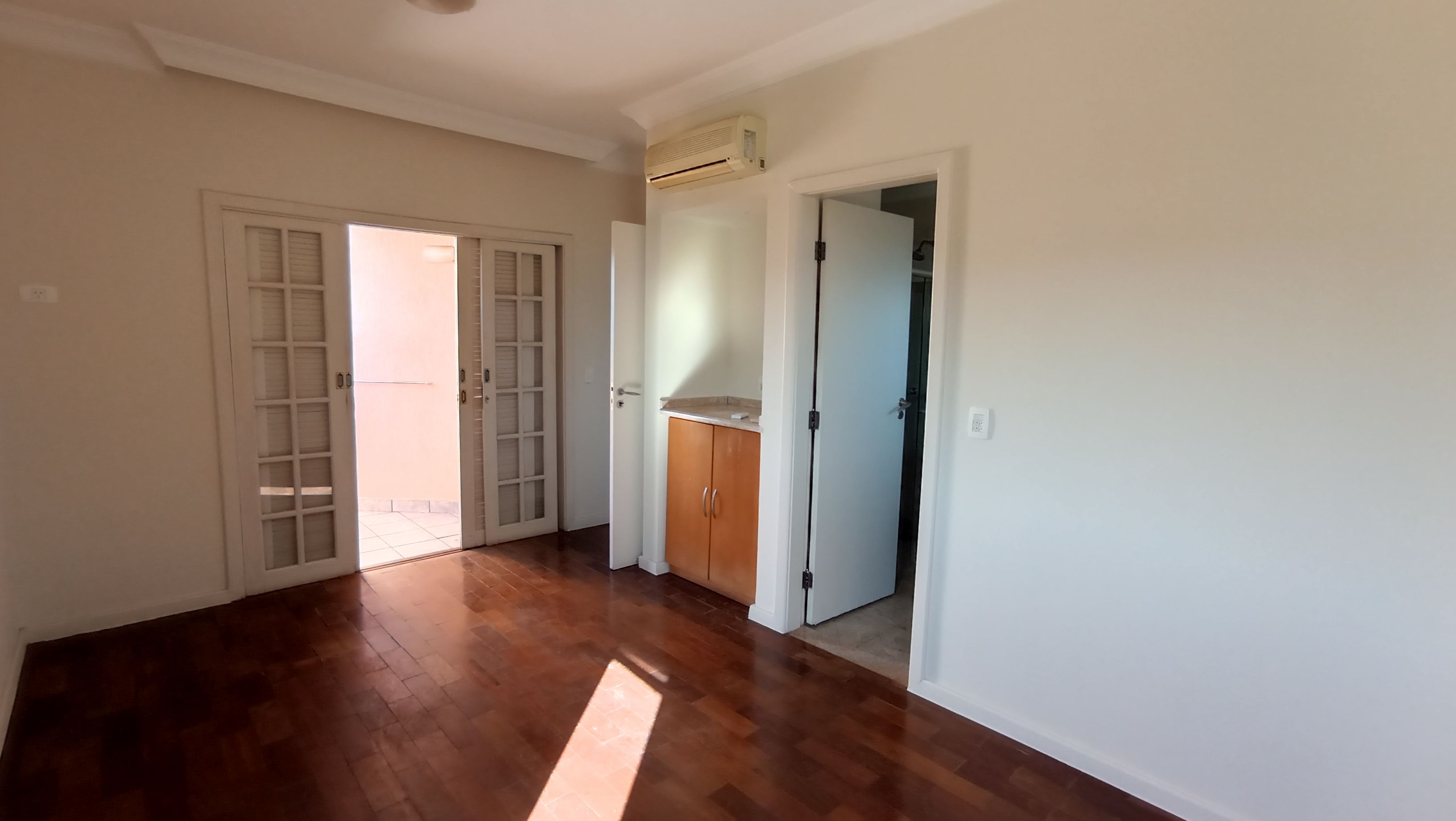 Casa à Venda, 4 quartos - 2 suítes/ piscina/ Tucanos,  Londrina, PR