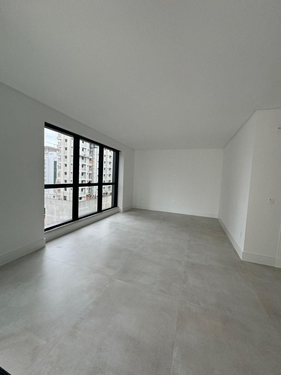 Apartamento novo à venda, 400m² da praia, Edifício Fiori Del Mare Residenziale, 3 suítes, 2 vagas de garagem, Itapema/SC.