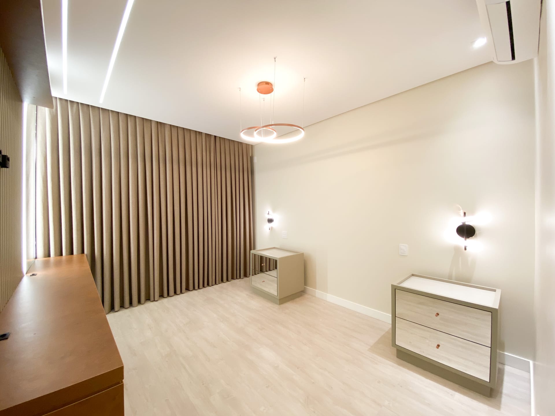Sobrado à Venda, 302m² úteis,  3 suítes, decorado no Cond.Vivenda Vivendas do Arvoredo, Londrina, PR