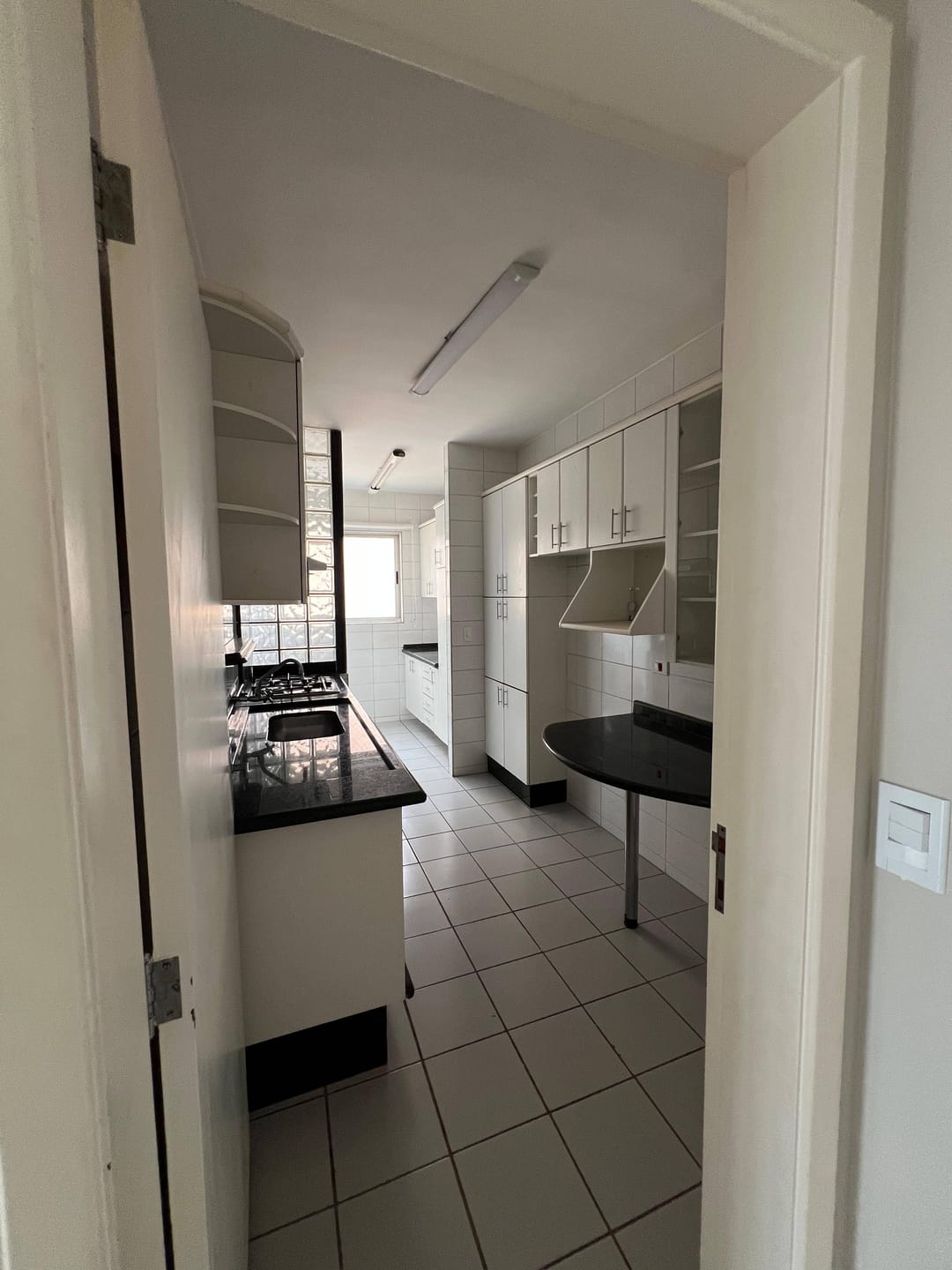 Apartamento à venda, Edifício Porto Belo, 83m² úteis, 3 quartos (1 suíte), sol da manhã, andar alto - San Remo, Londrina, PR