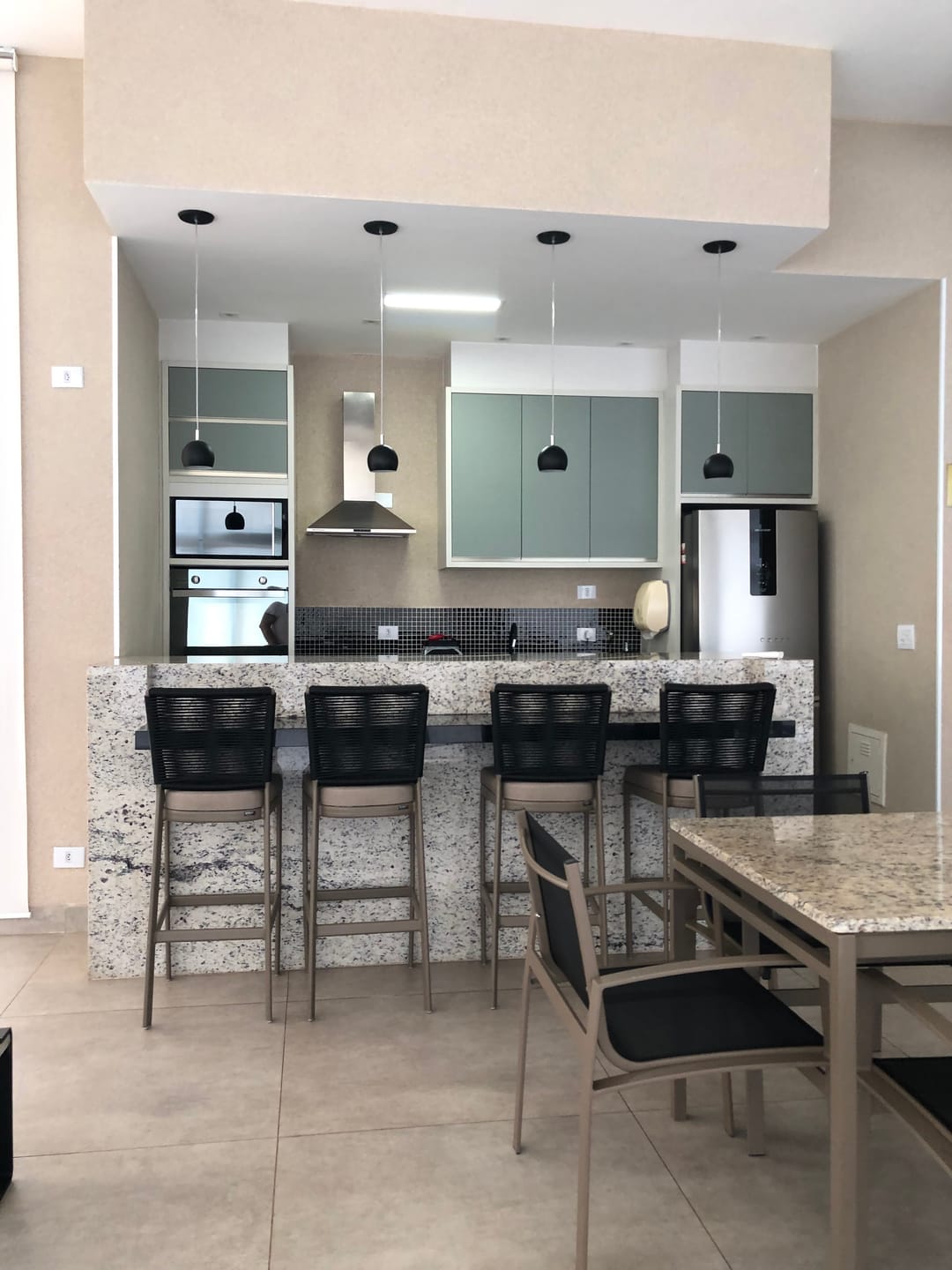 Apartamento à venda, Edifício Dolce Vita, 131,89m² úteis, 3 quartos (1 suíte), ampla varanda com churrasqueira, 2 vagas - Caiçaras, Londrina, PR