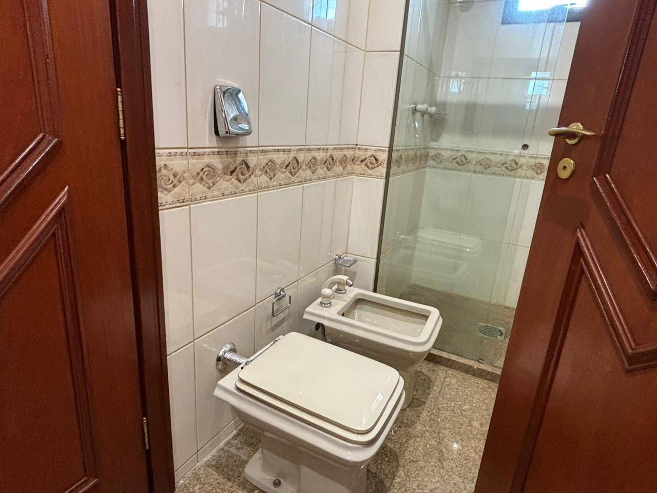 Apartamento à Venda,  260m² úteis, Edifício London Lake, 04 suítes, vista para lago 3 vagas - Caiçaras, Londrina, PR