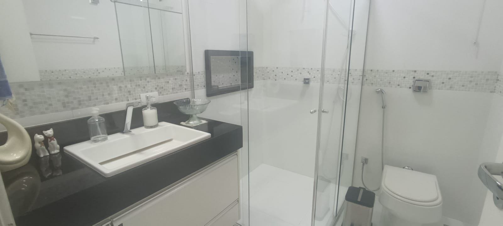Apartamento  à venda,  Edifício Mona Lisa no calçadão central,177m² uteis, 4 quartos  sendo 2 suítes, recém reformado, andar alto, Centro, Londri