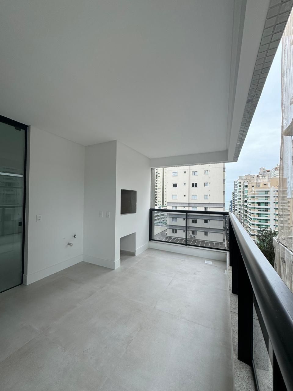 Apartamento novo à venda, 400m² da praia, Edifício Fiori Del Mare Residenziale, 3 suítes, 2 vagas de garagem, Itapema/SC.