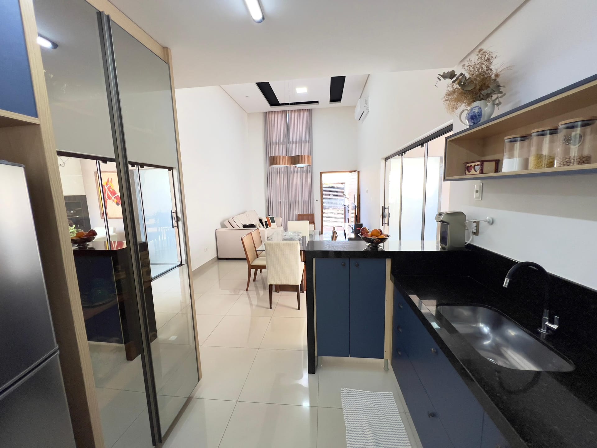 Casa à venda, Bairro Monte Carlo, Pé Direito Alto, 3 quartos sendo 1 Suite, Proximo ao Aeroporto, Londrina PR
