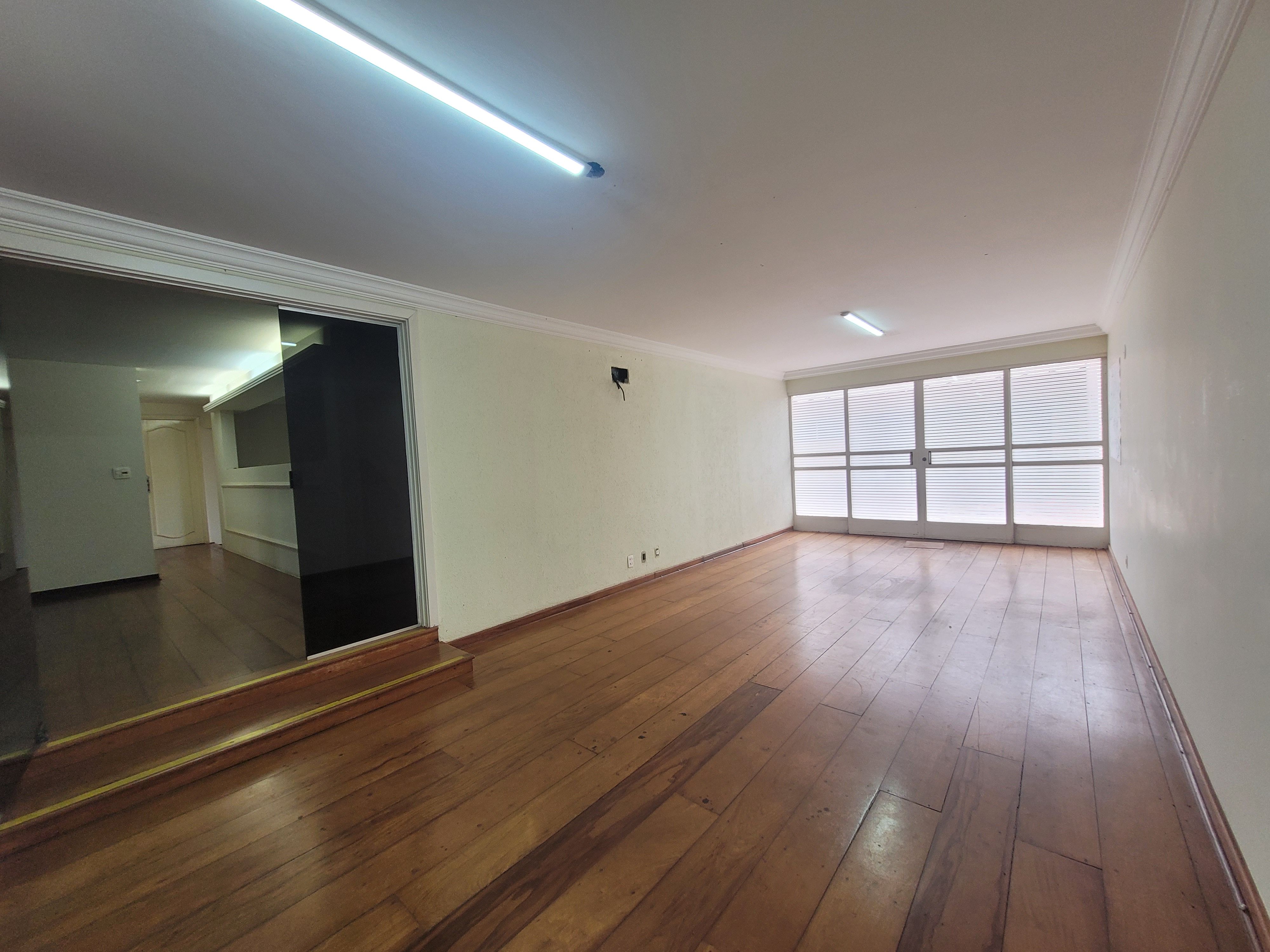 Sobrado à venda, 438m², 5 quartos sendo 3 suítes, 4 banheiros, 4 vagas de garagem no centro de Londrina, PR
