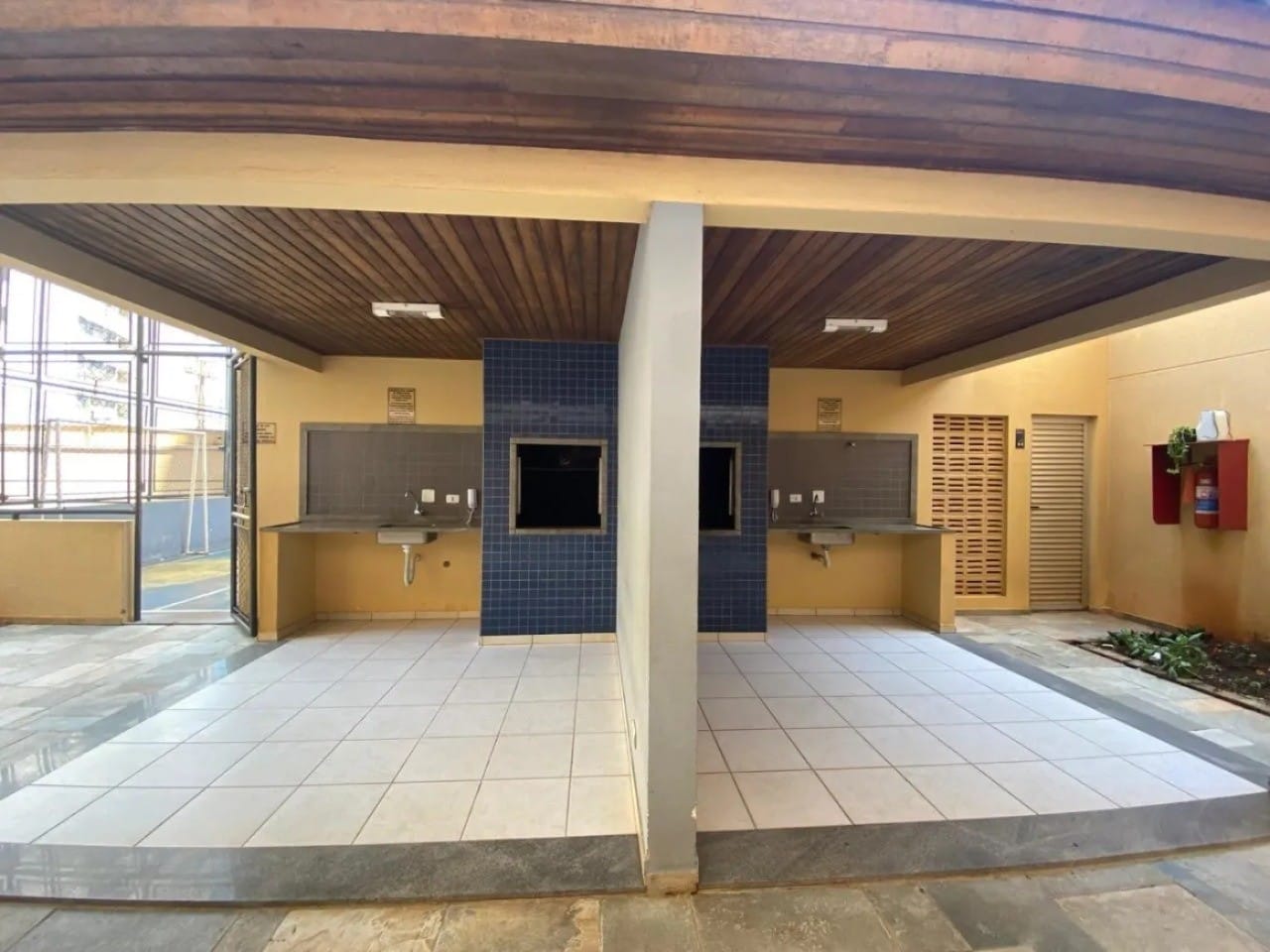 Apartamento à venda, Edifício Porto Belo, 83m² úteis, 3 quartos (1 suíte), sol da manhã, andar alto - San Remo, Londrina, PR