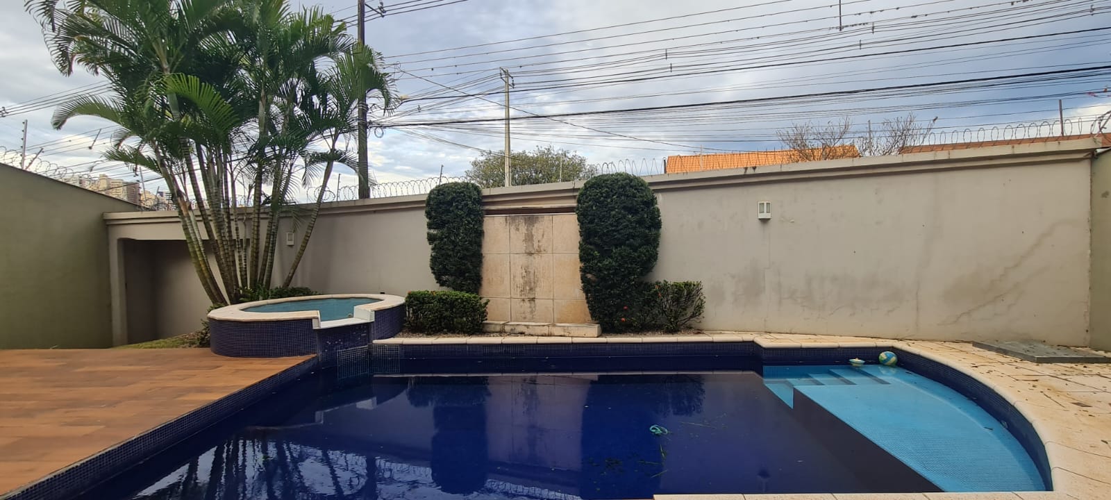 Sobrado à Venda, residencial ou comercial prox a Av Maringá, 440m² úteis, 5 quartos sendo 3 suítes, e 2 com sacada, piscina, 4 vagas - Iguaçu, Lo