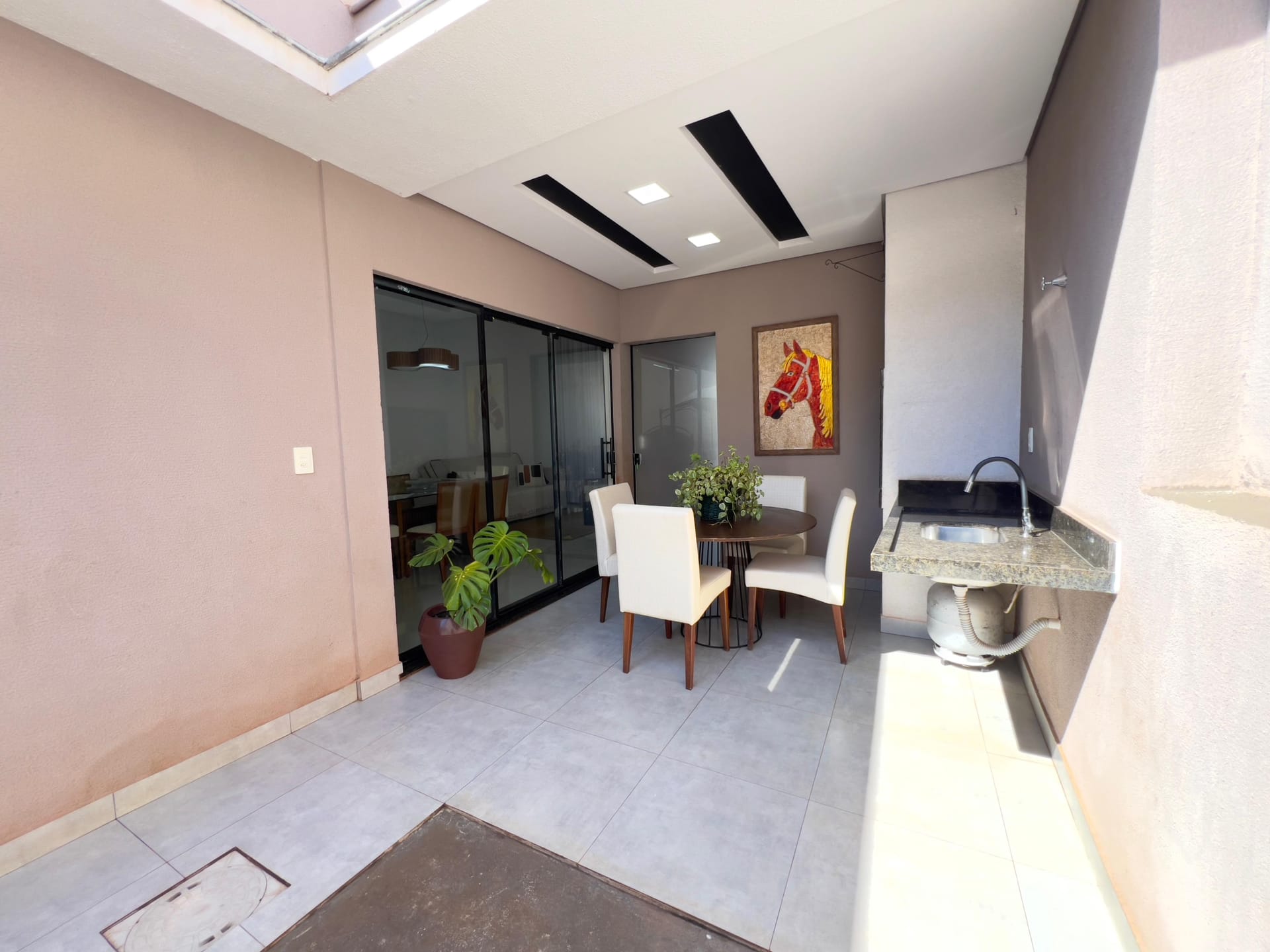 Casa à venda, Bairro Monte Carlo, Pé Direito Alto, 3 quartos sendo 1 Suite, Proximo ao Aeroporto, Londrina PR
