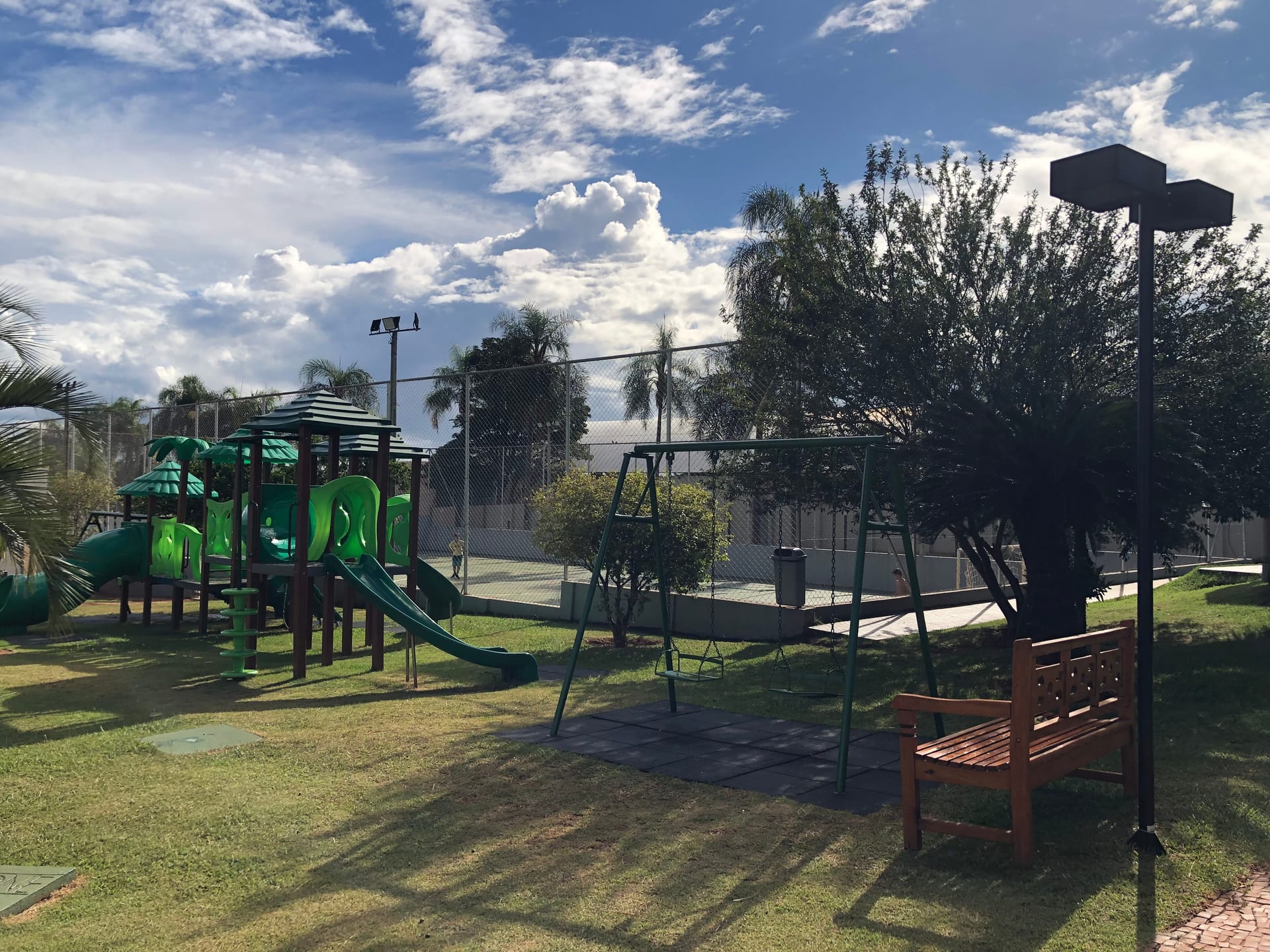 Casa à venda , Condomínio Acácia Imperial, 400m² privativos, 4 suítes, churrasqueira e piscina - Royal, Londrina, PR