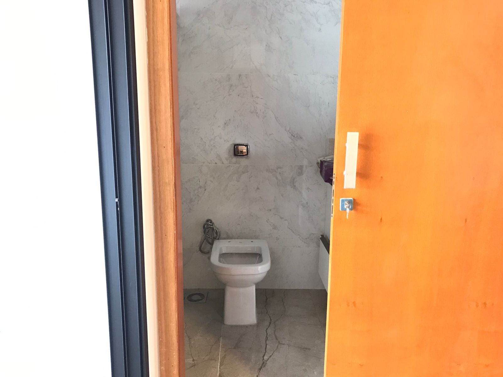 Sobrado à venda, Condomínio Morada das Flores, 137m² úteis, 3 quartos sendo 1 suíte, 2 vagas  - Cambé, PR