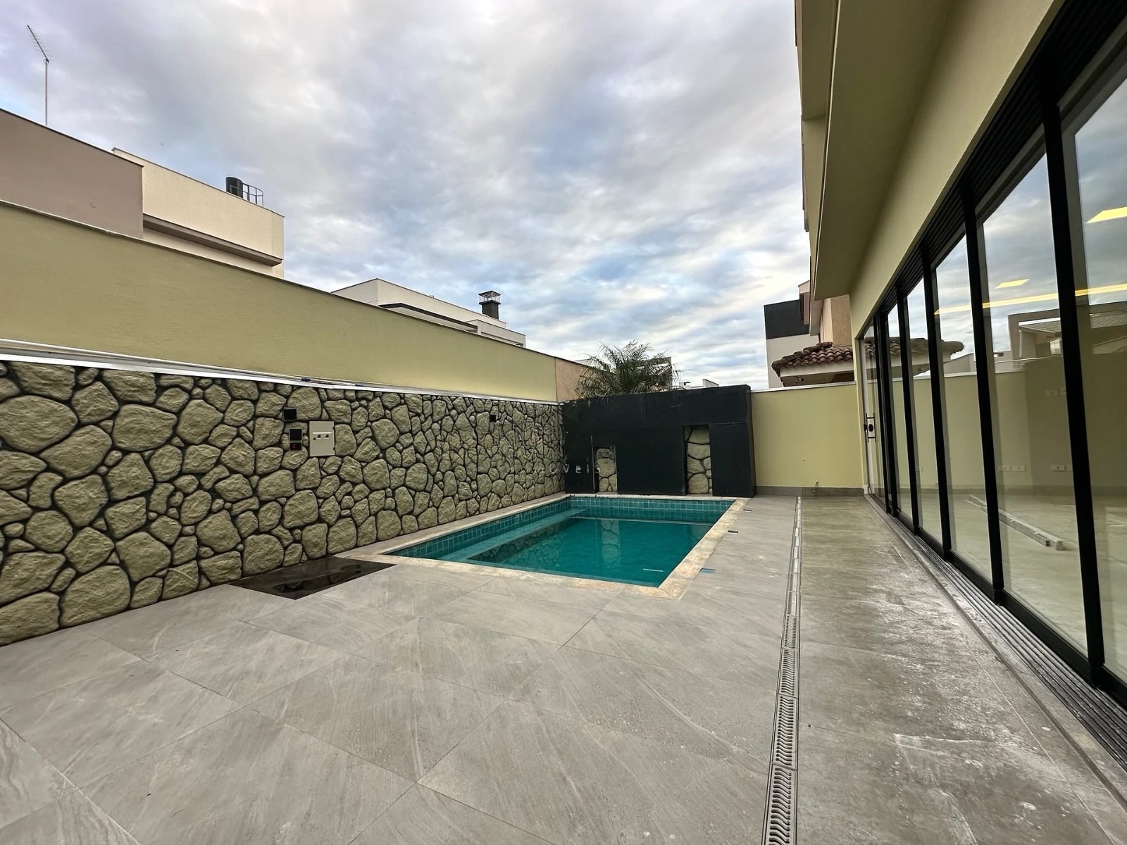 Sobrado à Venda, condomínio Royal Forest, recém construído, 330 m2 úteis, 3 suítes, elevador piscina, Esperança, Londrina, PR