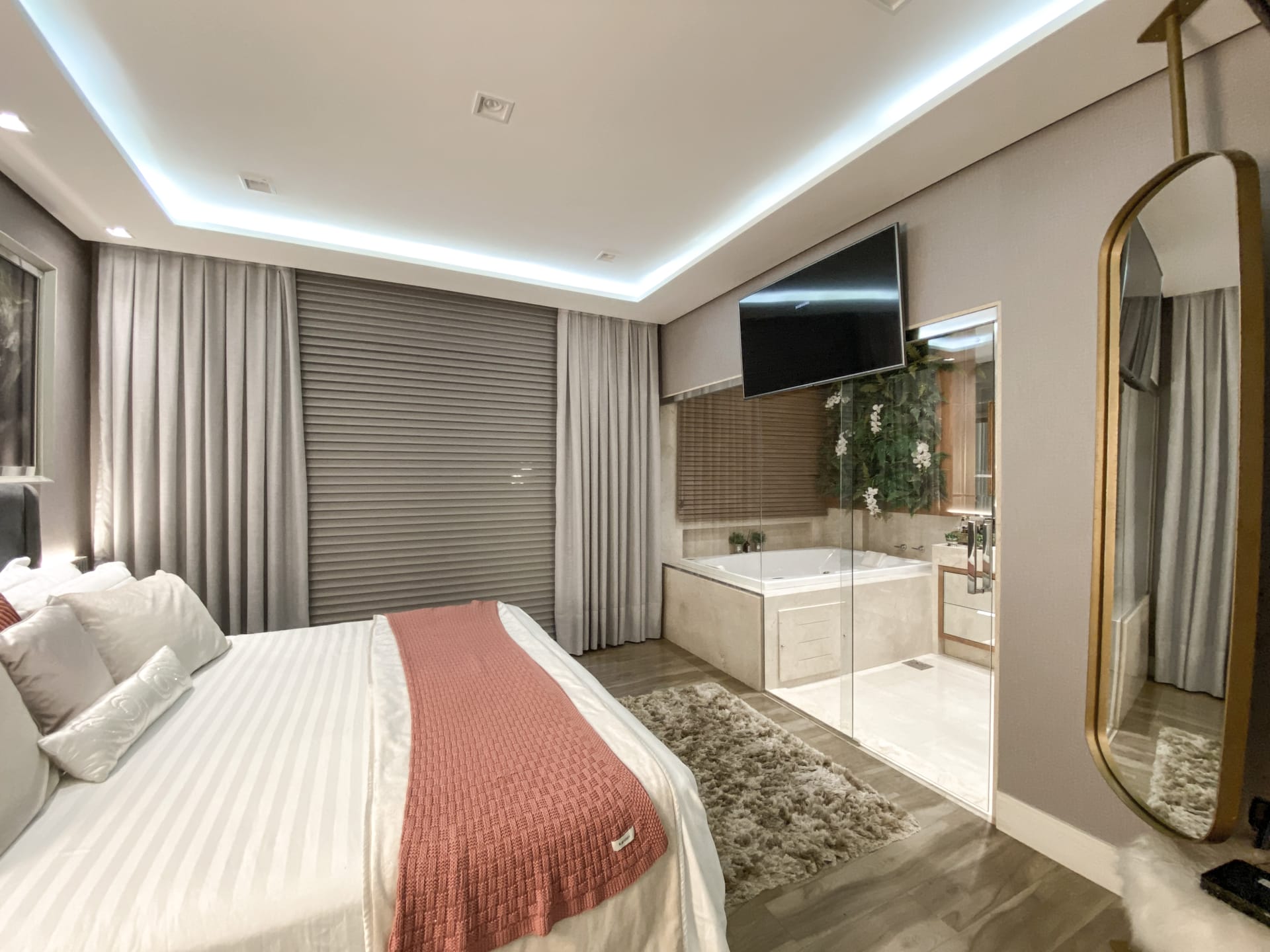 Casa venda e locação no Cond. Alphaville II, 300m² úteis, mobiliada, decorada com 4 quartos sendo 2 suítes e 2 demi-suites, piscina, hidromassage