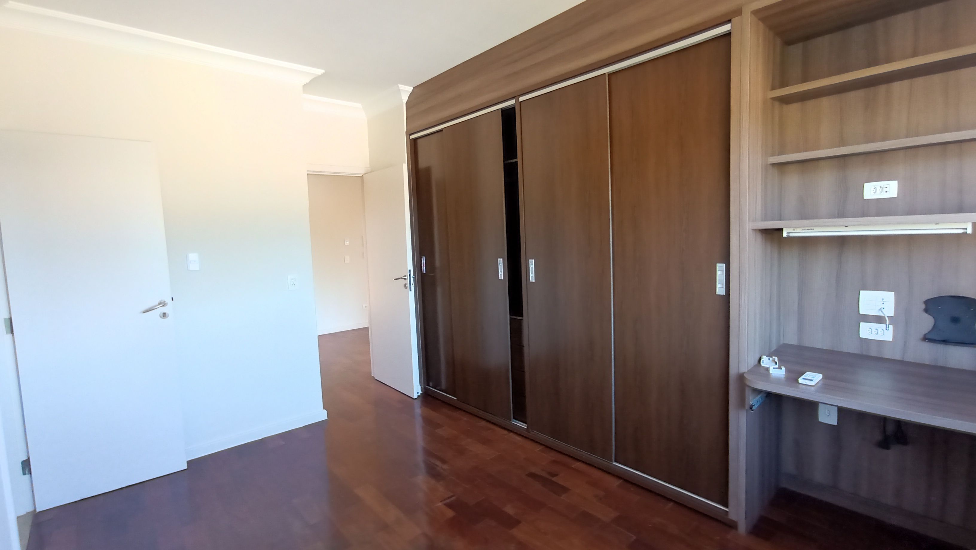 Casa à Venda, 4 quartos - 2 suítes/ piscina/ Tucanos,  Londrina, PR