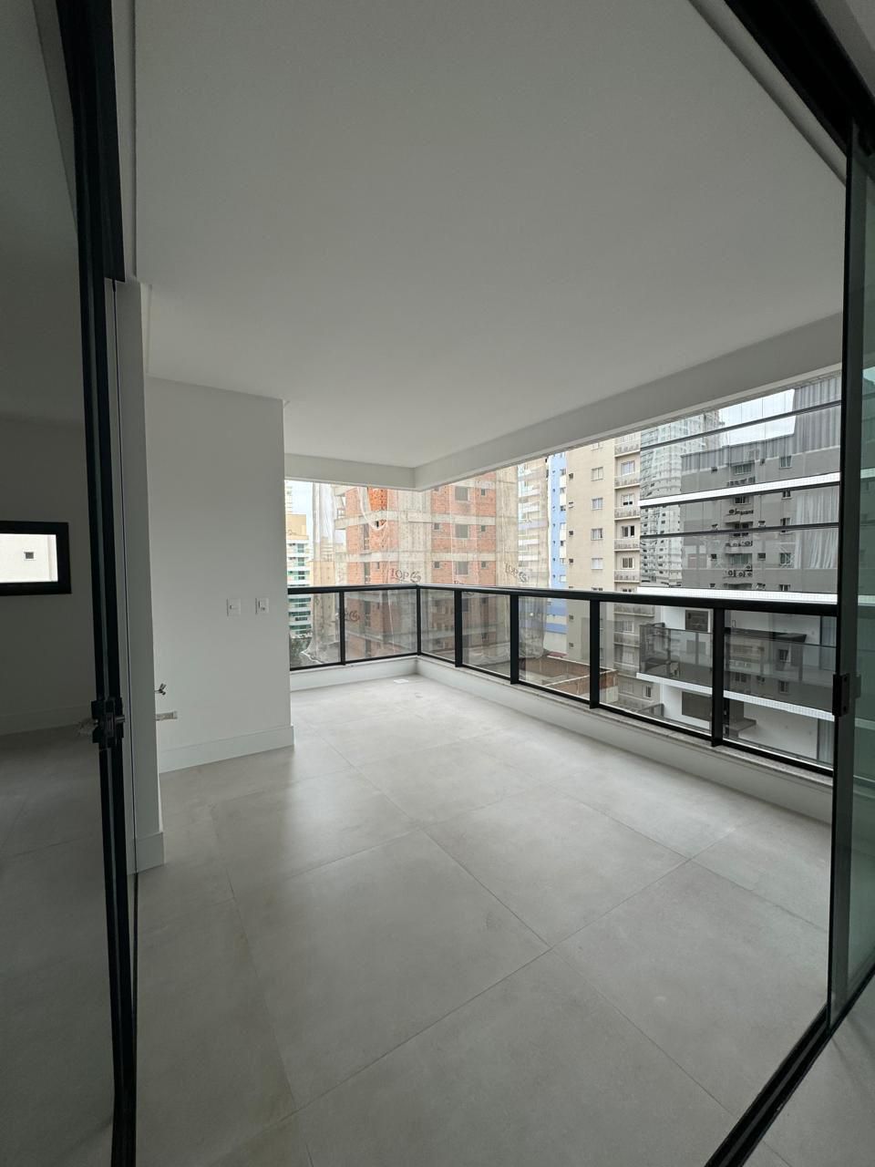 Apartamento novo à venda, 400m² da praia, Edifício Fiori Del Mare Residenziale, 3 suítes, 2 vagas de garagem, Itapema/SC.