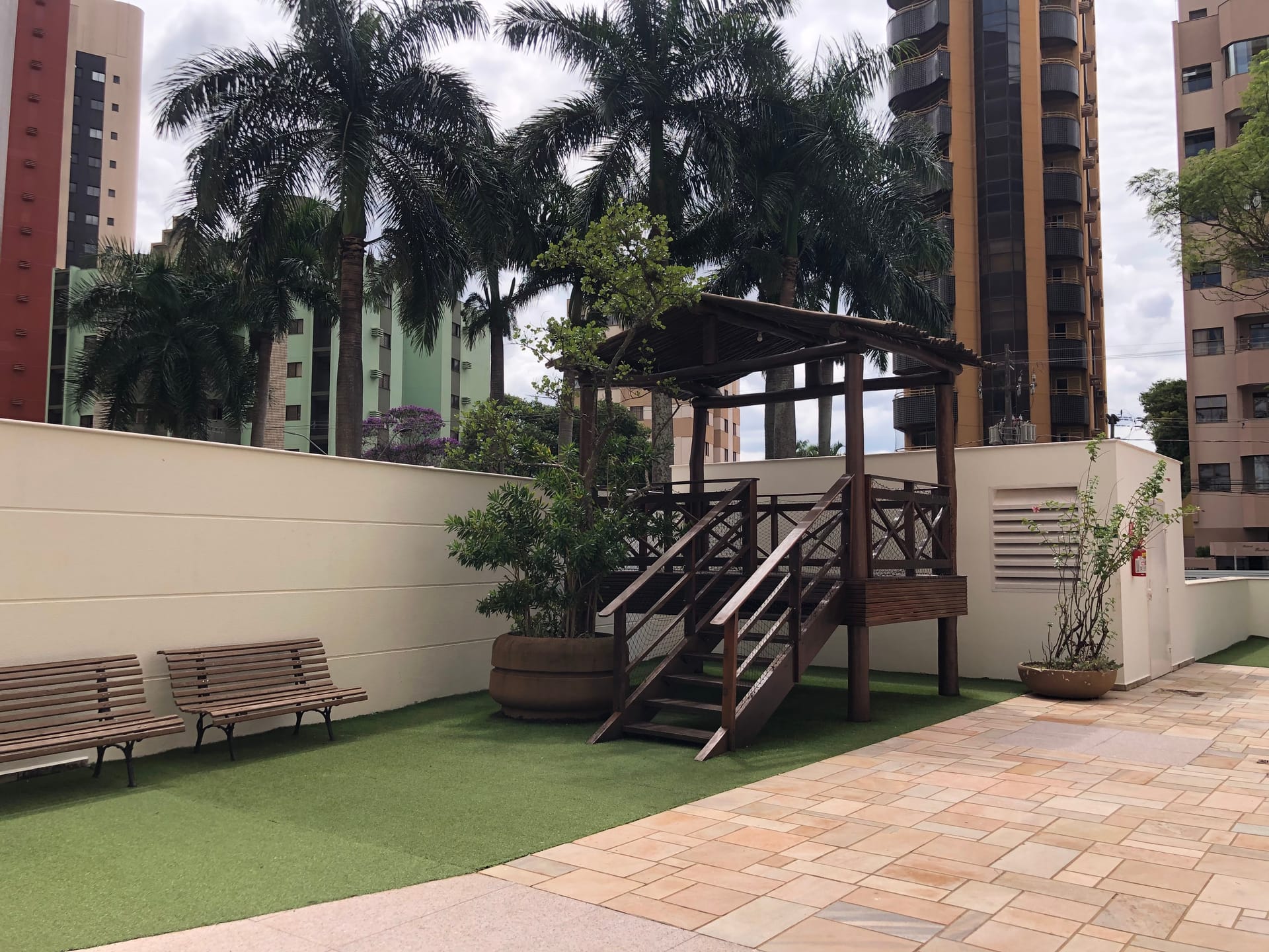 Apartamento à venda, Edifício Dolce Vita, 131,89m² úteis, 3 quartos (1 suíte), ampla varanda com churrasqueira, 2 vagas - Caiçaras, Londrina, PR