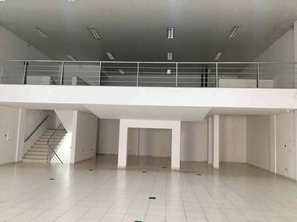 Barracão para locação, Av. Maringá, 814m² úteis, 14 garagens, frente vidro, Londrina-PR