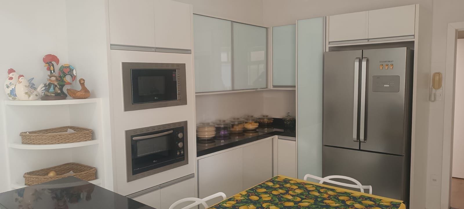 Apartamento  à venda,  Edifício Mona Lisa no calçadão central,177m² uteis, 4 quartos  sendo 2 suítes, recém reformado, andar alto, Centro, Londri