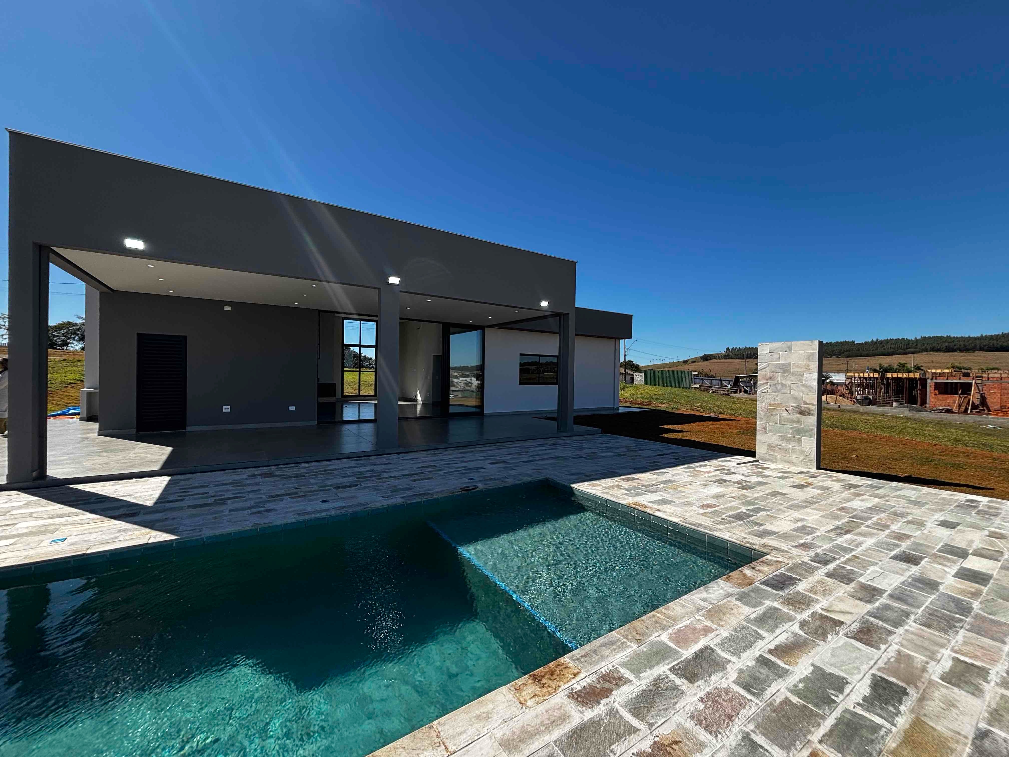CASA NOVA A VENDA, CONDOMINIO ECOVILLAS DO LAGO, 3 QUARTOS, 1 SUÍTE, PISCINA AQUECIDA
