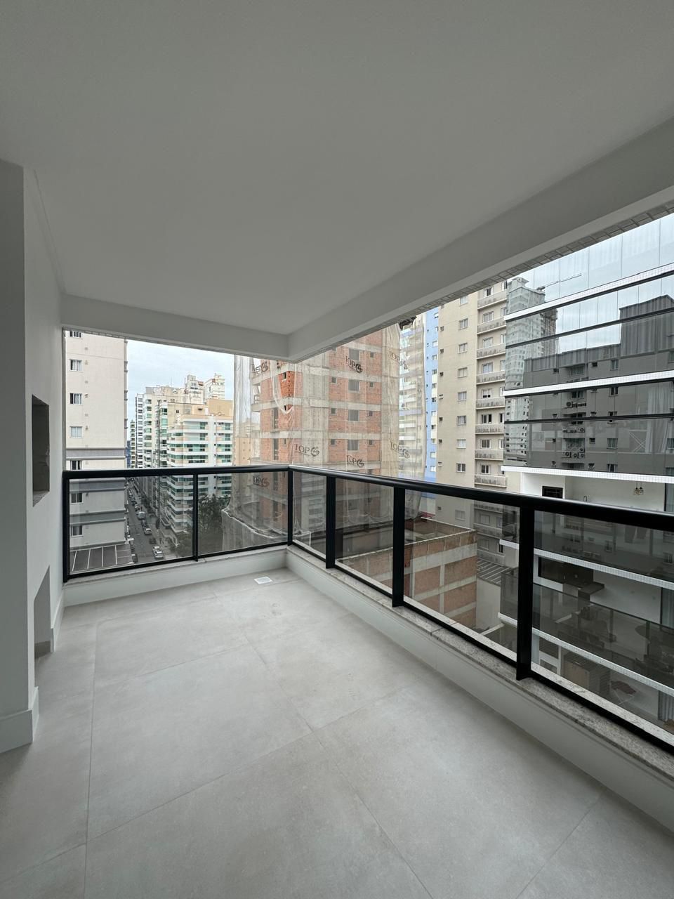 Apartamento novo à venda, 400m² da praia, Edifício Fiori Del Mare Residenziale, 3 suítes, 2 vagas de garagem, Itapema/SC.