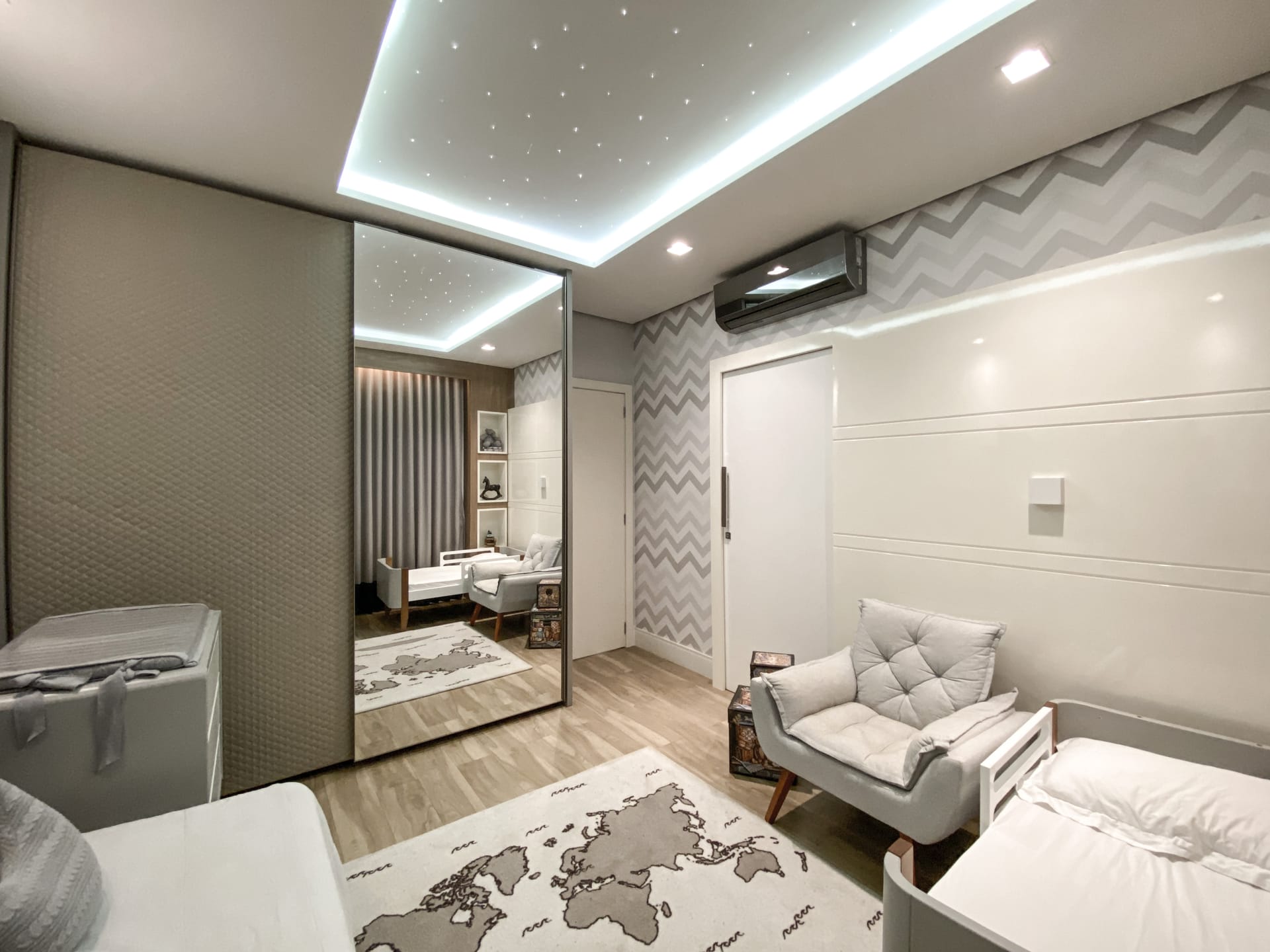 Casa venda e locação no Cond. Alphaville II, 300m² úteis, mobiliada, decorada com 4 quartos sendo 2 suítes e 2 demi-suites, piscina, hidromassage