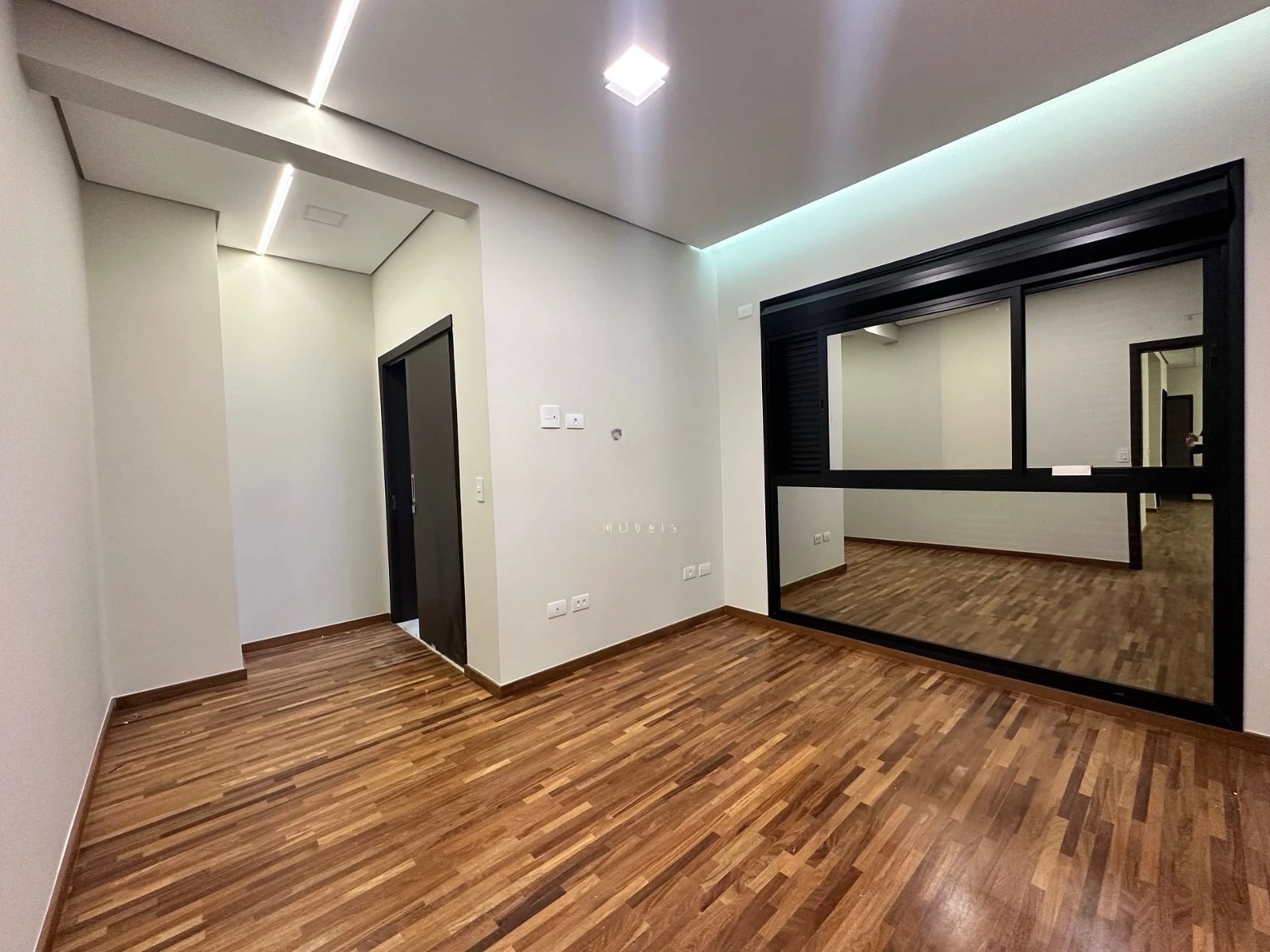Sobrado à Venda, condomínio Royal Forest, recém construído, 330 m2 úteis, 3 suítes, elevador piscina, Esperança, Londrina, PR