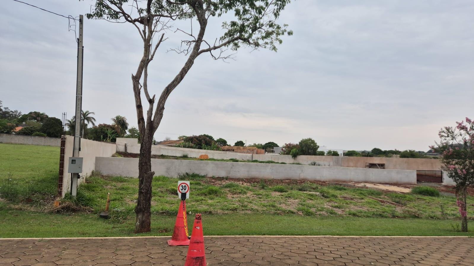 Terreno à venda, 2600 m2  Condomínio Estancia Bom Tempo, Murado e bem localizado, Londrina, PR