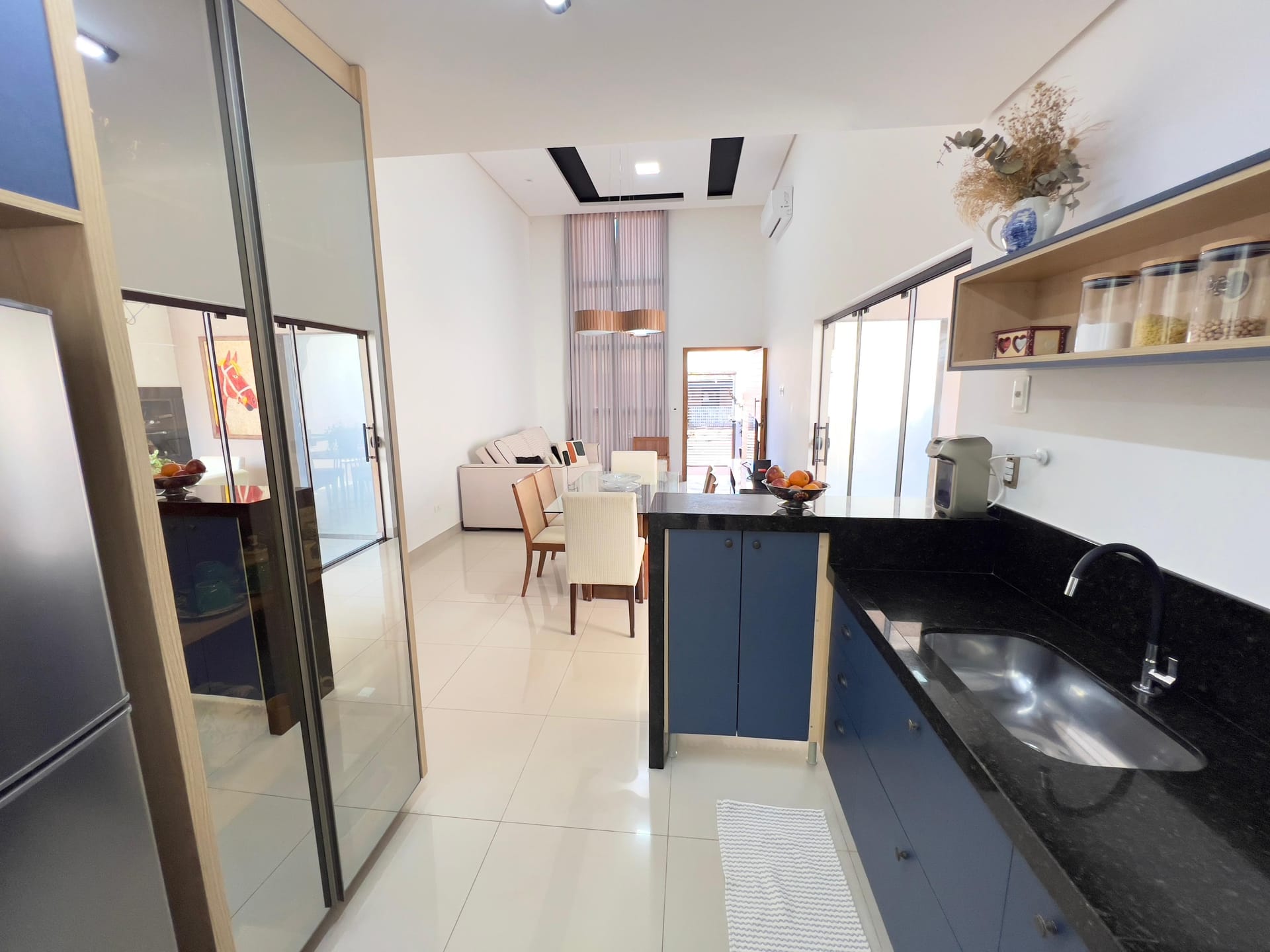 Casa à venda, Bairro Monte Carlo, Pé Direito Alto, 3 quartos sendo 1 Suite, Proximo ao Aeroporto, Londrina PR