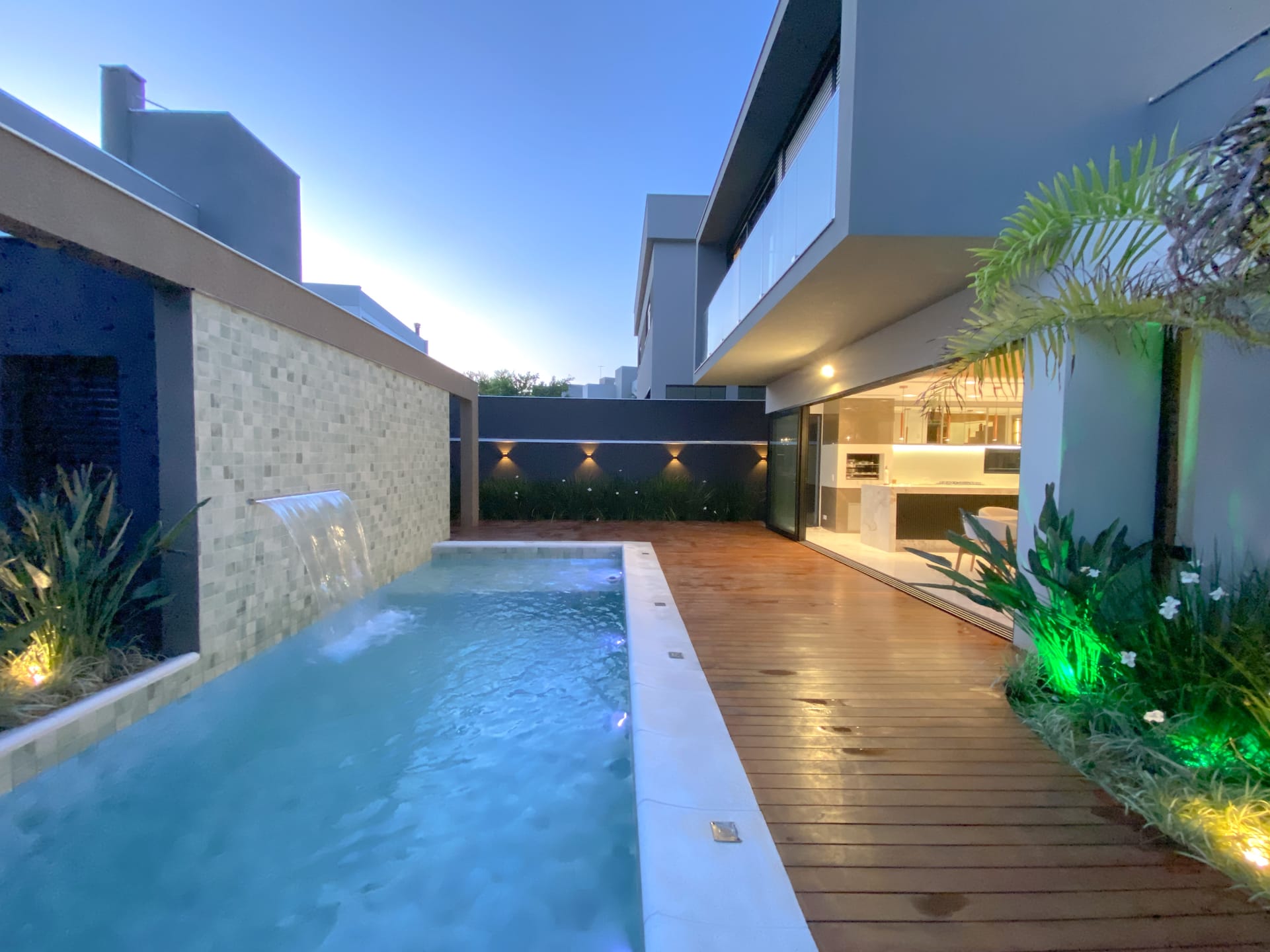 Sobrado à Venda, 302m² úteis,  3 suítes, decorado no Cond.Vivenda Vivendas do Arvoredo, Londrina, PR