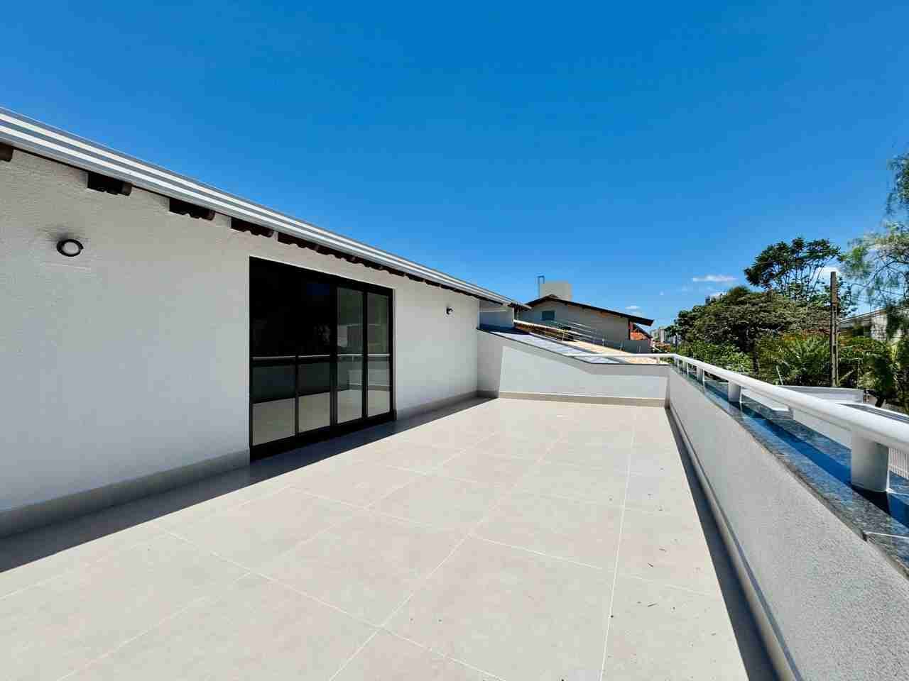 Casa à venda, alto padão, 3 pavimentos, aréa útil de 465M², 6 quartos (sendo 2 suítes e um suíte master) ,Mediterrâneo, Londrina, PR