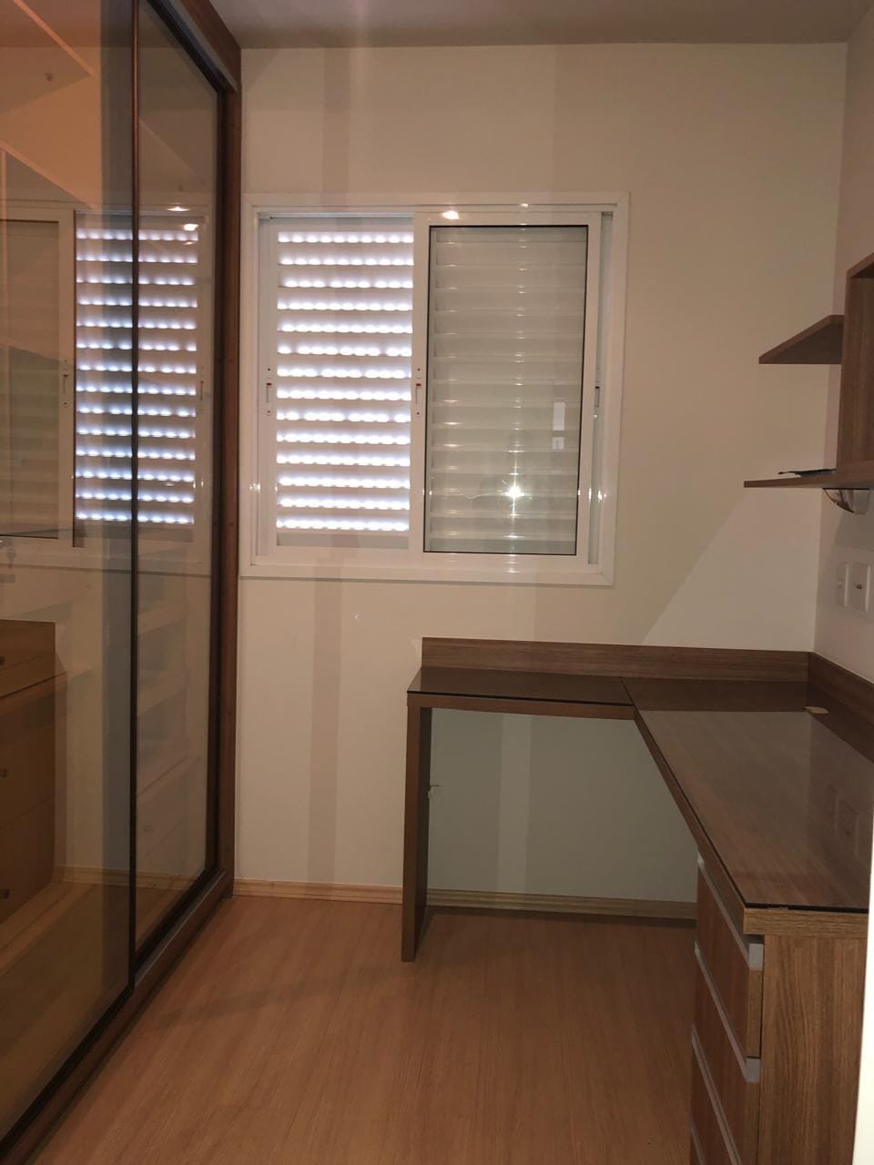 Apartamento à venda, Edifício Mirante do Lago, 76m² úteis, 3 quartos sendo 1 suíte, sacada com churrasqueira - Gleba Fazenda Palhano, Londrina, P