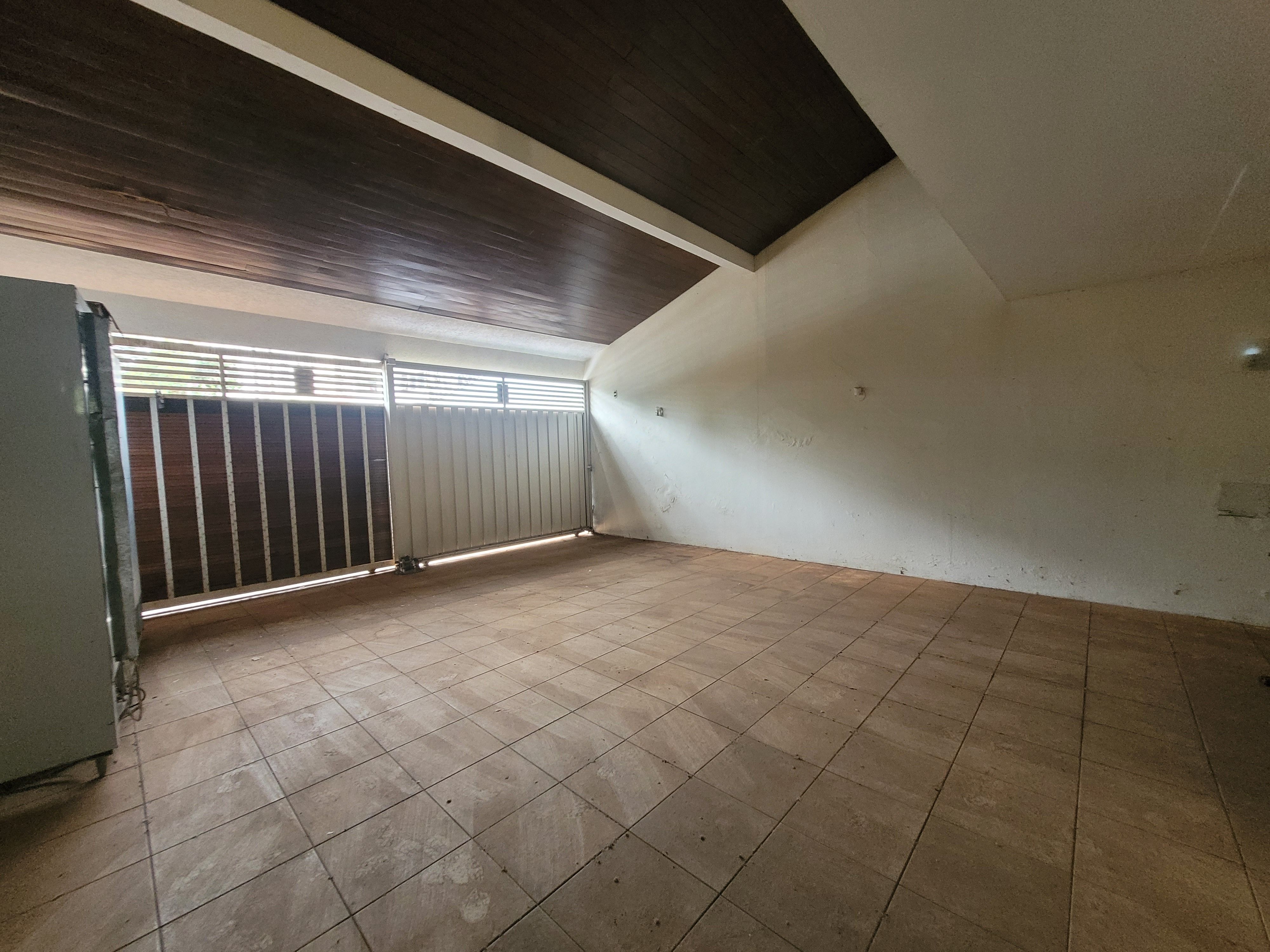 Sobrado à venda, 438m², 5 quartos sendo 3 suítes, 4 banheiros, 4 vagas de garagem no centro de Londrina, PR