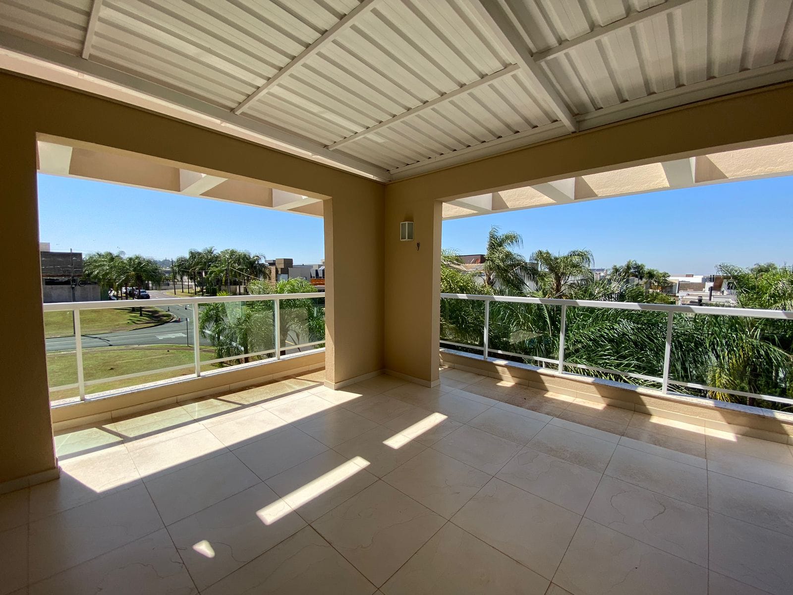 Triplex de luxo 500m² úteis/4 suítes no Cond. Alphaville II, churrasqueira /piscina, ar condicionado, 2 lareiras - Vivendas do Arvoredo - Londrin