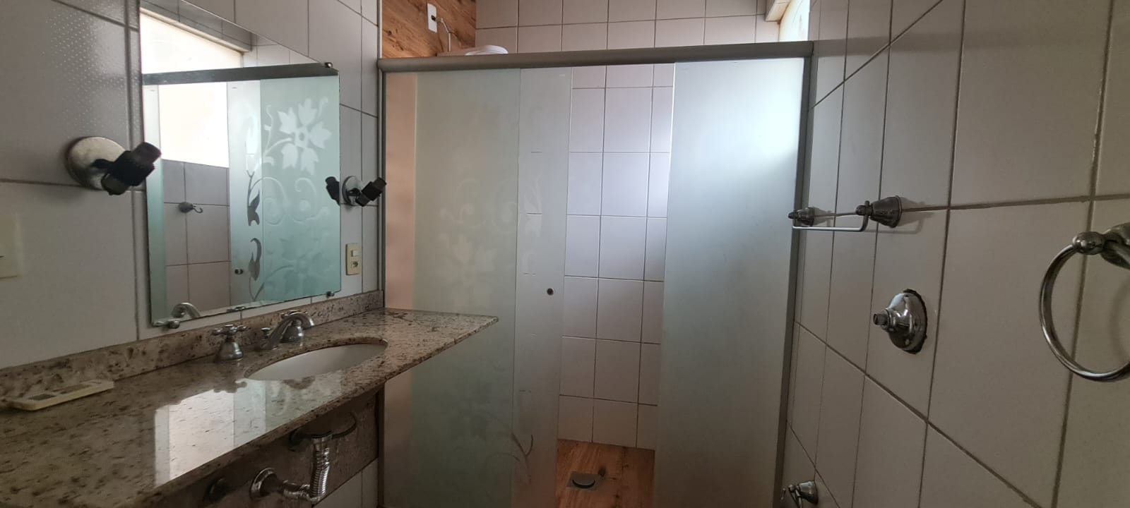Sobrado para venda , 390m² no total, 193m² construção,no Jd Quebec, 3 quartos sendo 1 suite, e 2 com sacada, 4 vagas - Londrina, PR