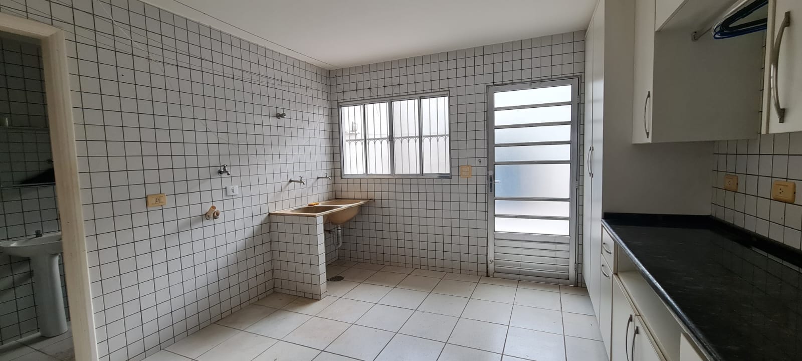 Sobrado à Venda, residencial ou comercial prox a Av Maringá, 440m² úteis, 5 quartos sendo 3 suítes, e 2 com sacada, piscina, 4 vagas - Iguaçu, Lo