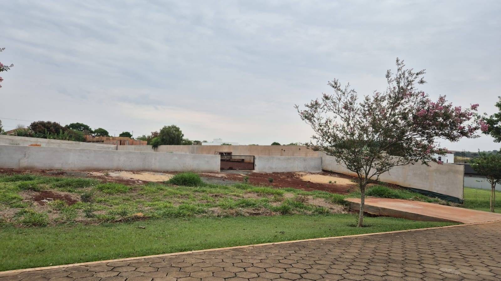Terreno à venda, 2600 m2  Condomínio Estancia Bom Tempo, Murado e bem localizado, Londrina, PR