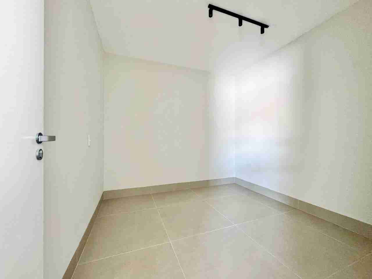 Casa à venda, alto padão, 3 pavimentos, aréa útil de 465M², 6 quartos (sendo 2 suítes e um suíte master) ,Mediterrâneo, Londrina, PR
