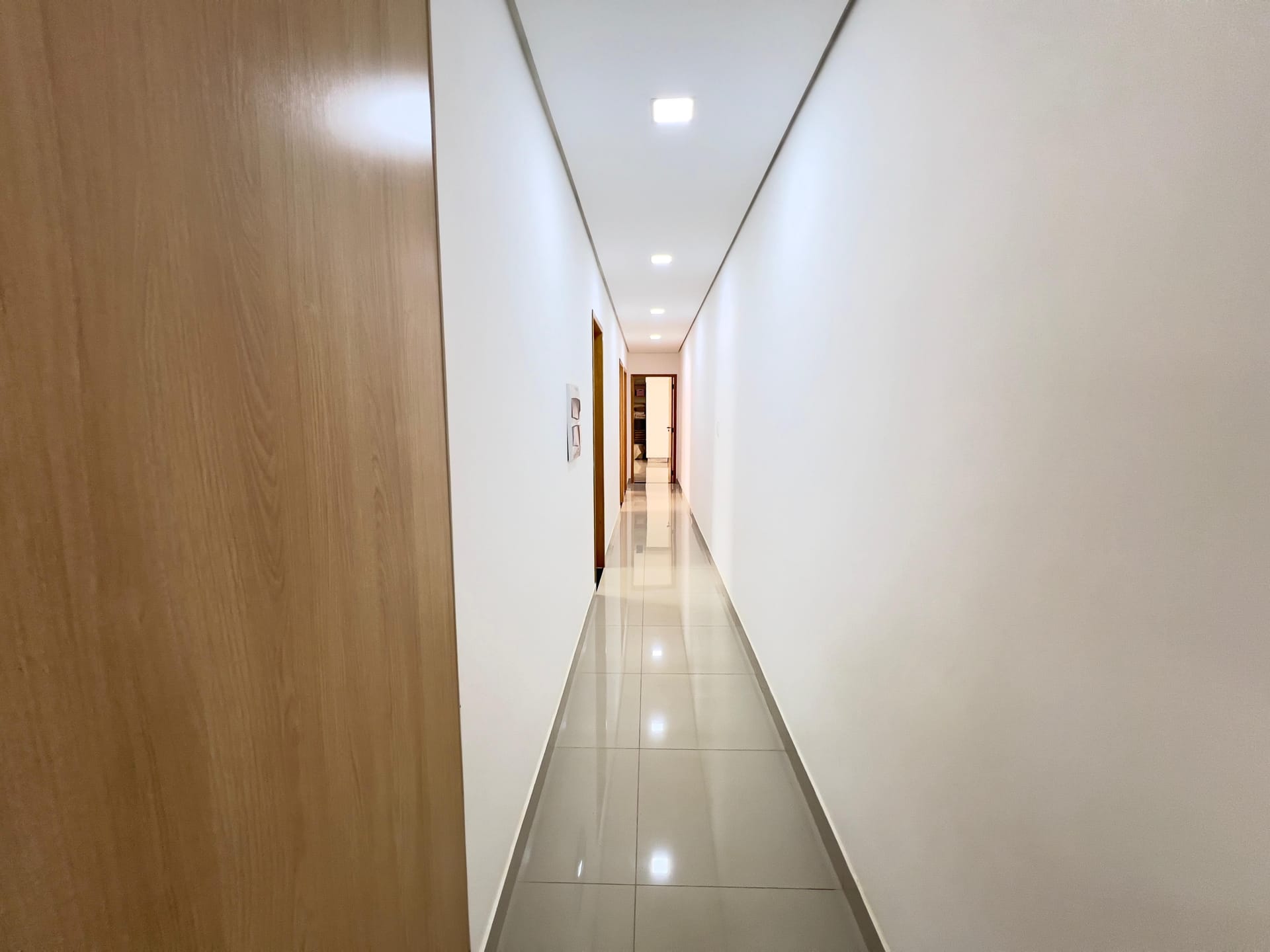 Casa à venda, Bairro Monte Carlo, Pé Direito Alto, 3 quartos sendo 1 Suite, Proximo ao Aeroporto, Londrina PR