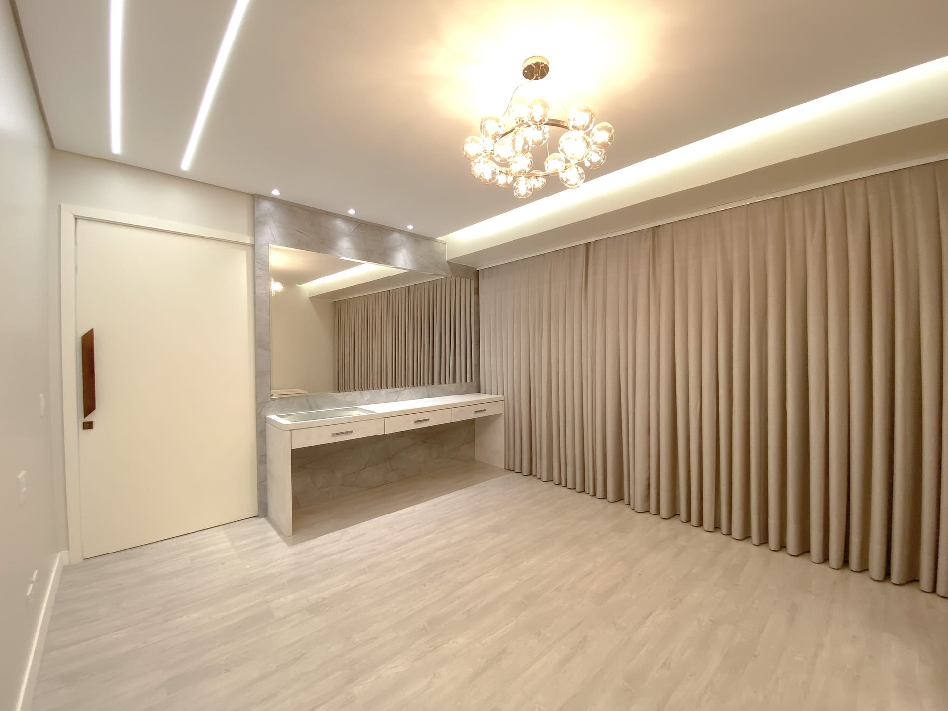 Sobrado à Venda, 302m² úteis,  3 suítes, decorado no Cond.Vivenda Vivendas do Arvoredo, Londrina, PR