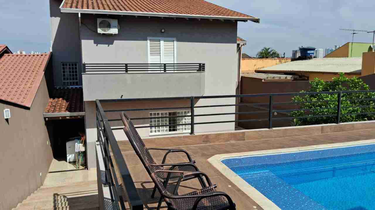 Casa à venda, Jd Kobayashi, 280m² privados, com piscina, 3 quartos sendo 1 suíte, 3 vagas - Califórnia, Londrina, PR