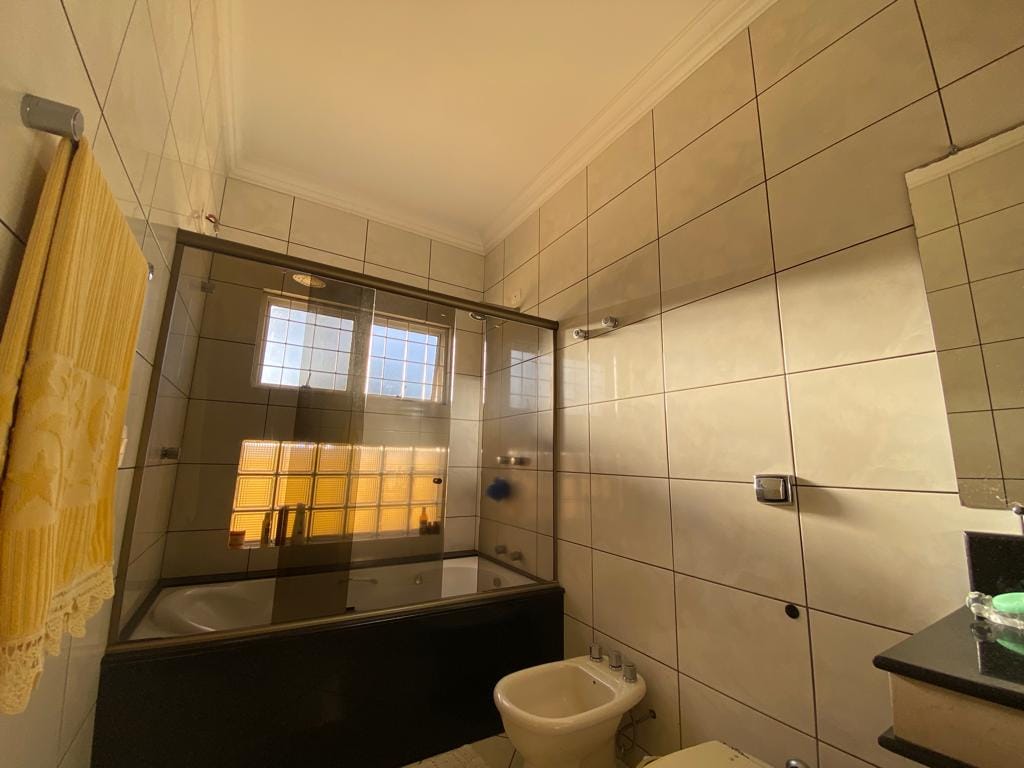 Sobrado à venda, 574m² úteis, 4 suítes com banheira e sacada, piscina, sauna,  estuda permuta- Jardim Itatiaia 1, Londrina, PR