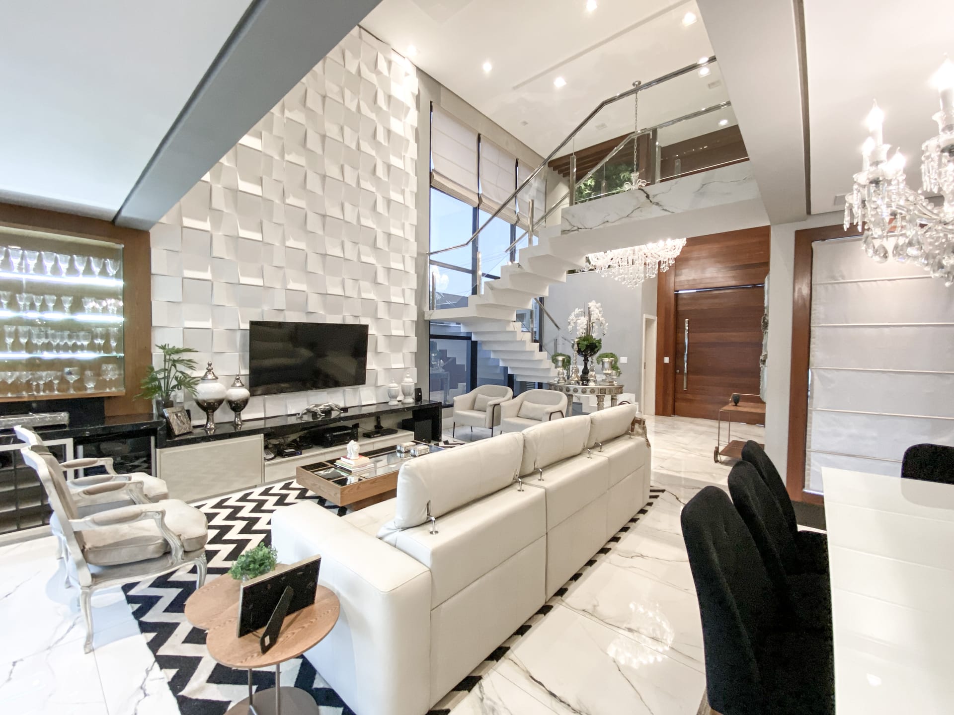 Casa venda e locação no Cond. Alphaville II, 300m² úteis, mobiliada, decorada com 4 quartos sendo 2 suítes e 2 demi-suites, piscina, hidromassage