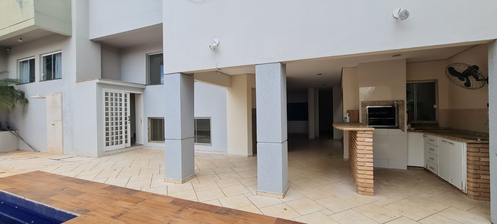 Sobrado à Venda, residencial ou comercial prox a Av Maringá, 440m² úteis, 5 quartos sendo 3 suítes, e 2 com sacada, piscina, 4 vagas - Iguaçu, Lo