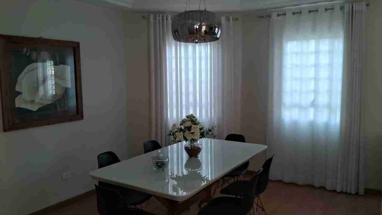 Casa à venda, Jd Kobayashi, 280m² privados, com piscina, 3 quartos sendo 1 suíte, 3 vagas - Califórnia, Londrina, PR