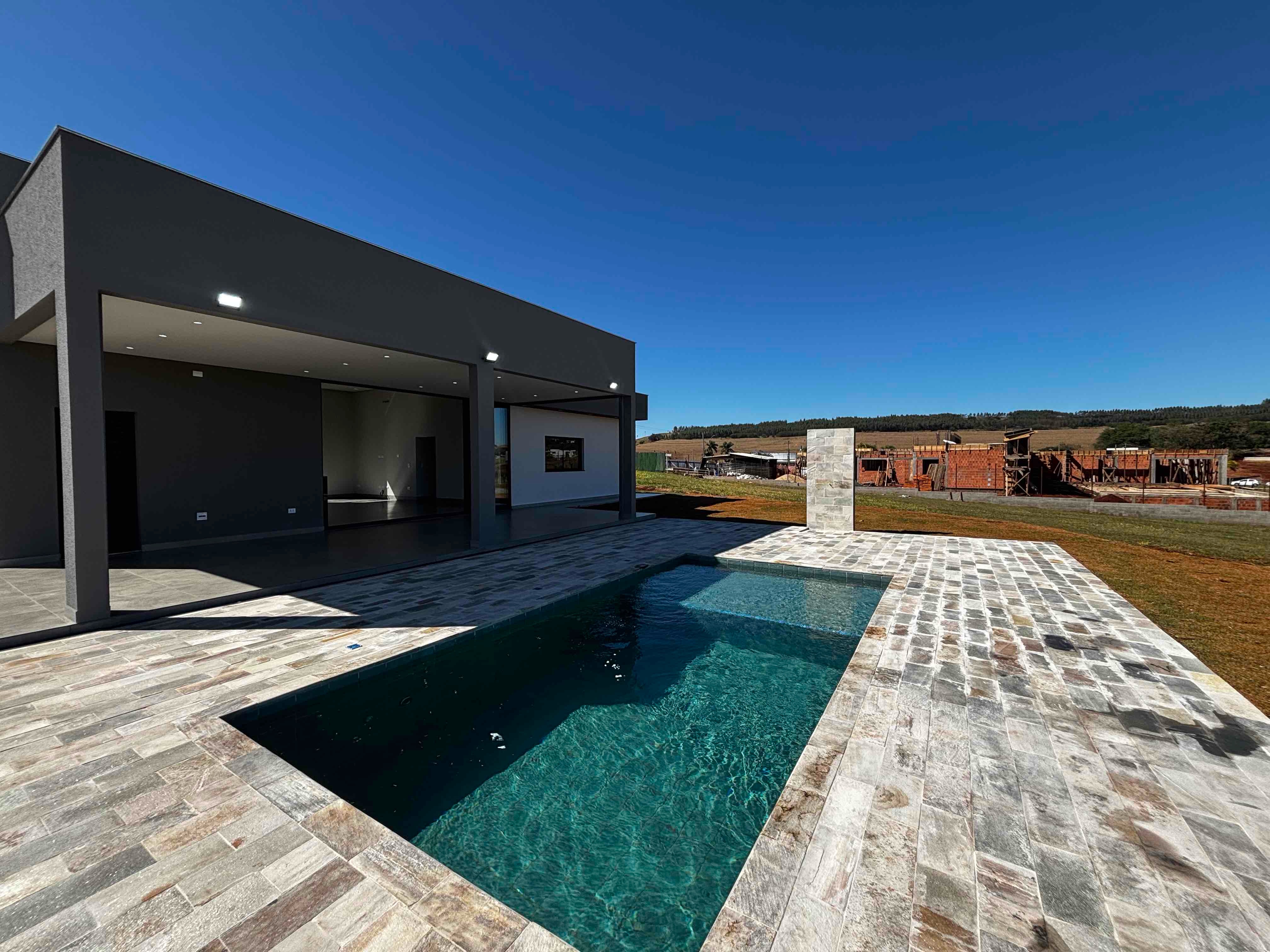 CASA NOVA A VENDA, CONDOMINIO ECOVILLAS DO LAGO, 3 QUARTOS, 1 SUÍTE, PISCINA AQUECIDA