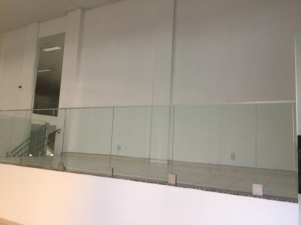 Barracão para locação, Av. Maringá, 814m² úteis, 14 garagens, frente vidro, Londrina-PR