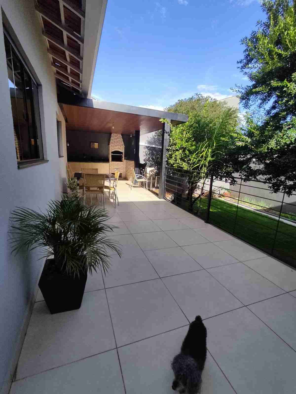 Casa à venda, 152m2 úteis, área total 330m2, 3 quartos, 3 vagas-  Mônica Londrina Pr