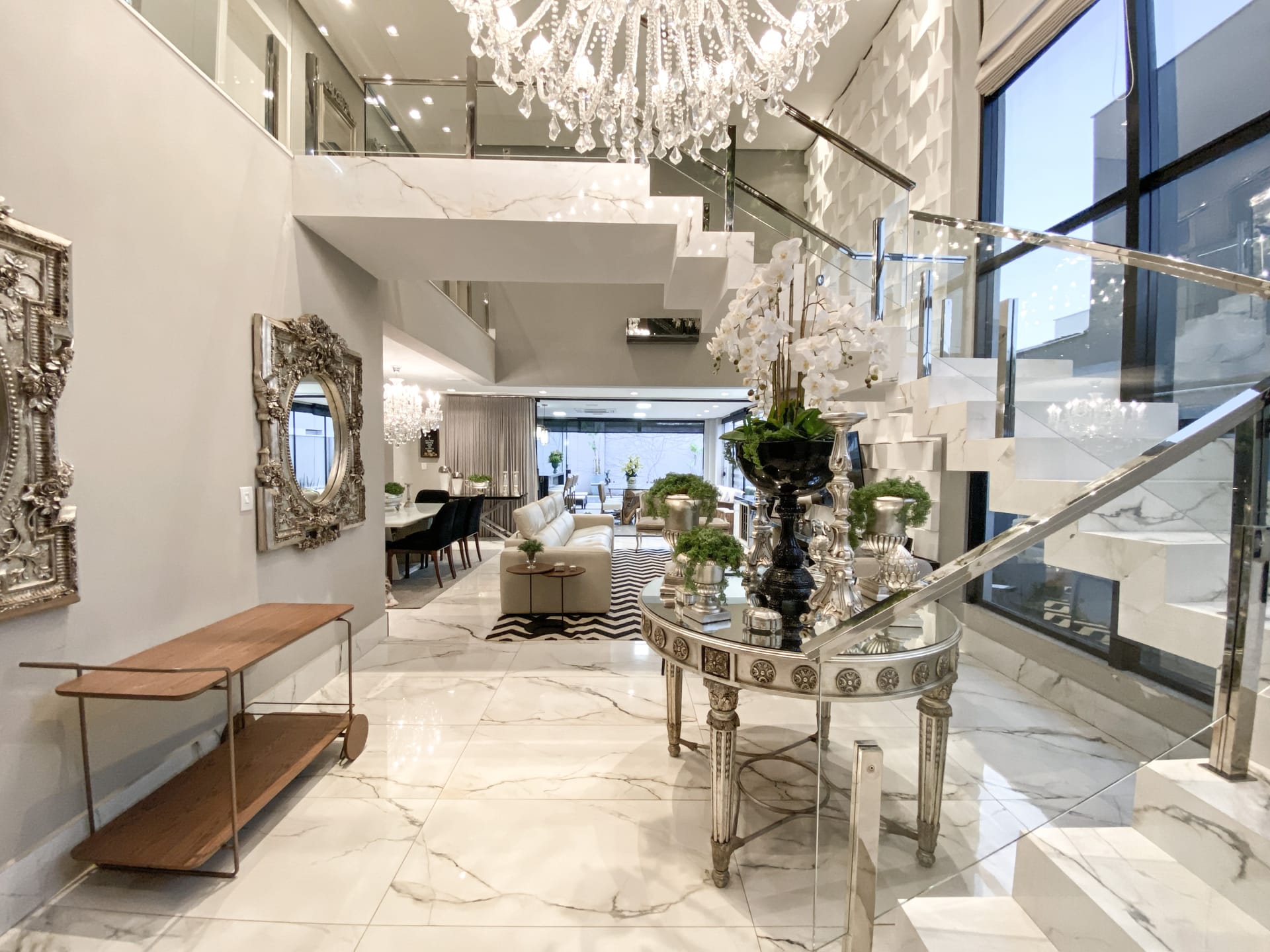 Casa venda e locação no Cond. Alphaville II, 300m² úteis, mobiliada, decorada com 4 quartos sendo 2 suítes e 2 demi-suites, piscina, hidromassage